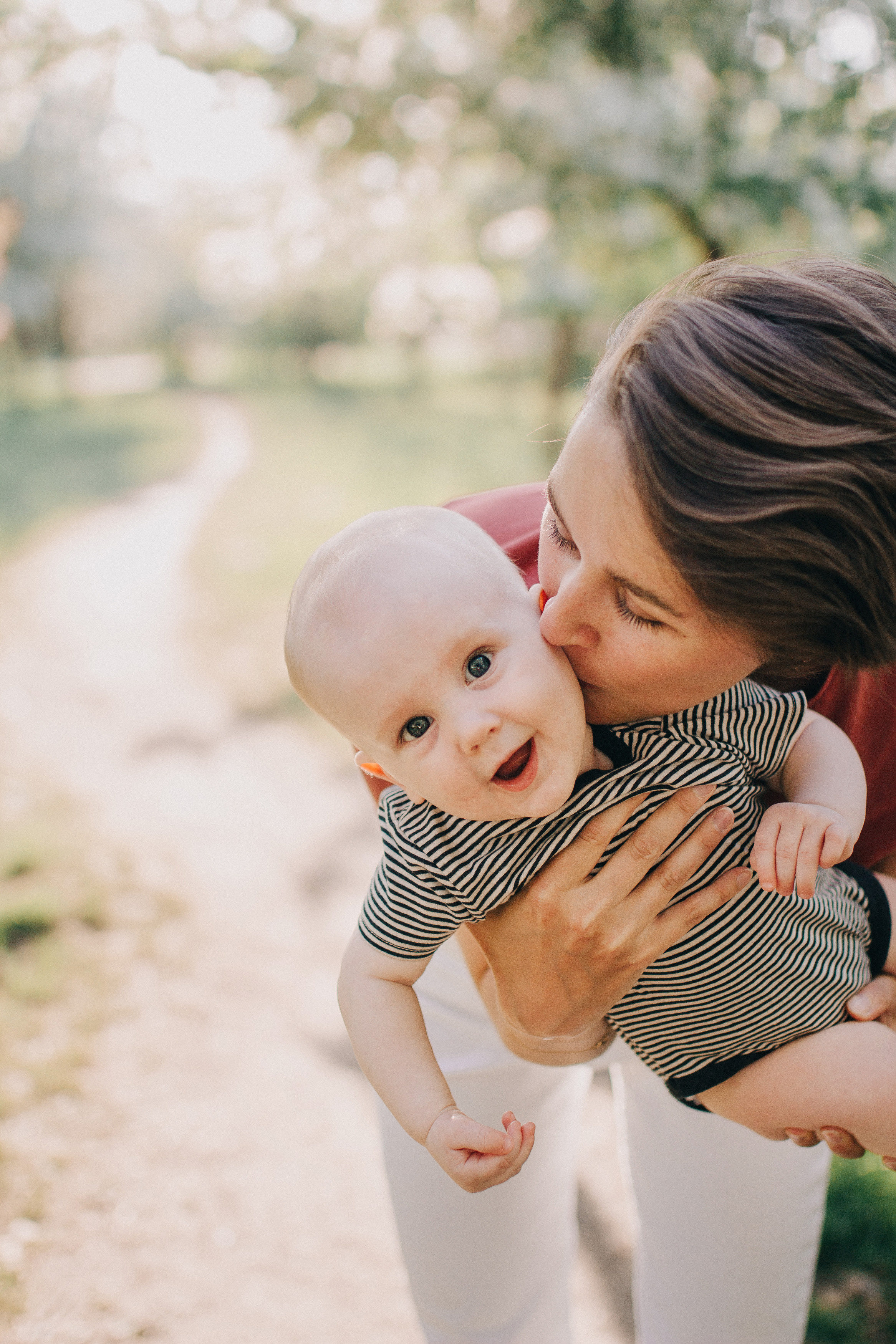 Съемка в цветущих яблонях. Семейный фотограф Екатеринбург Черепанова Олеся