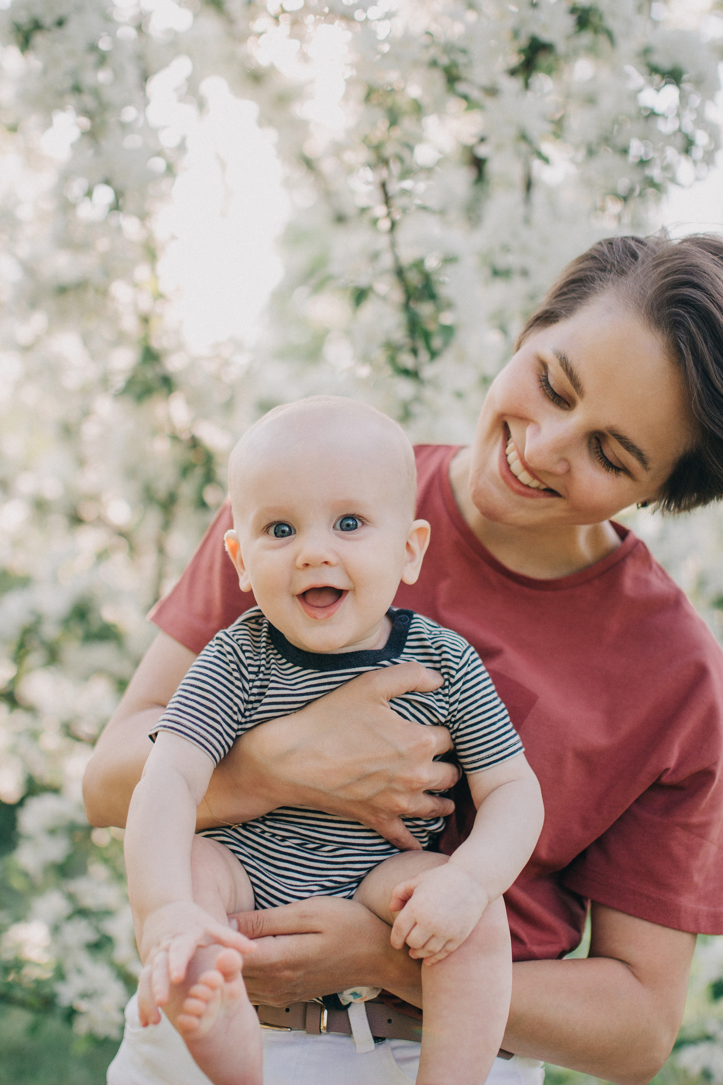 Съемка в цветущих яблонях. Семейный фотограф Екатеринбург Черепанова Олеся
