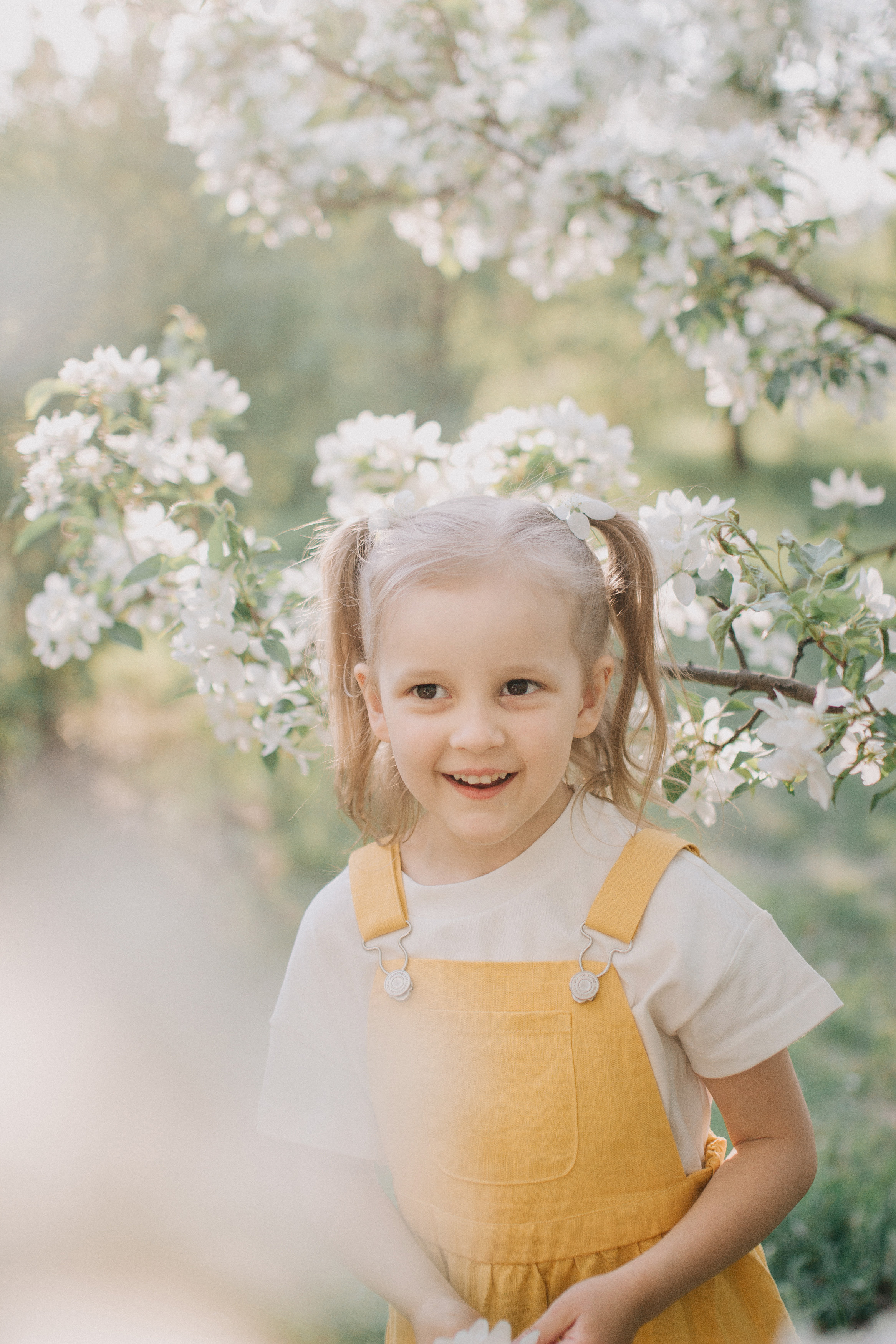 Съемка в цветущих яблонях. Семейный фотограф Екатеринбург Черепанова Олеся