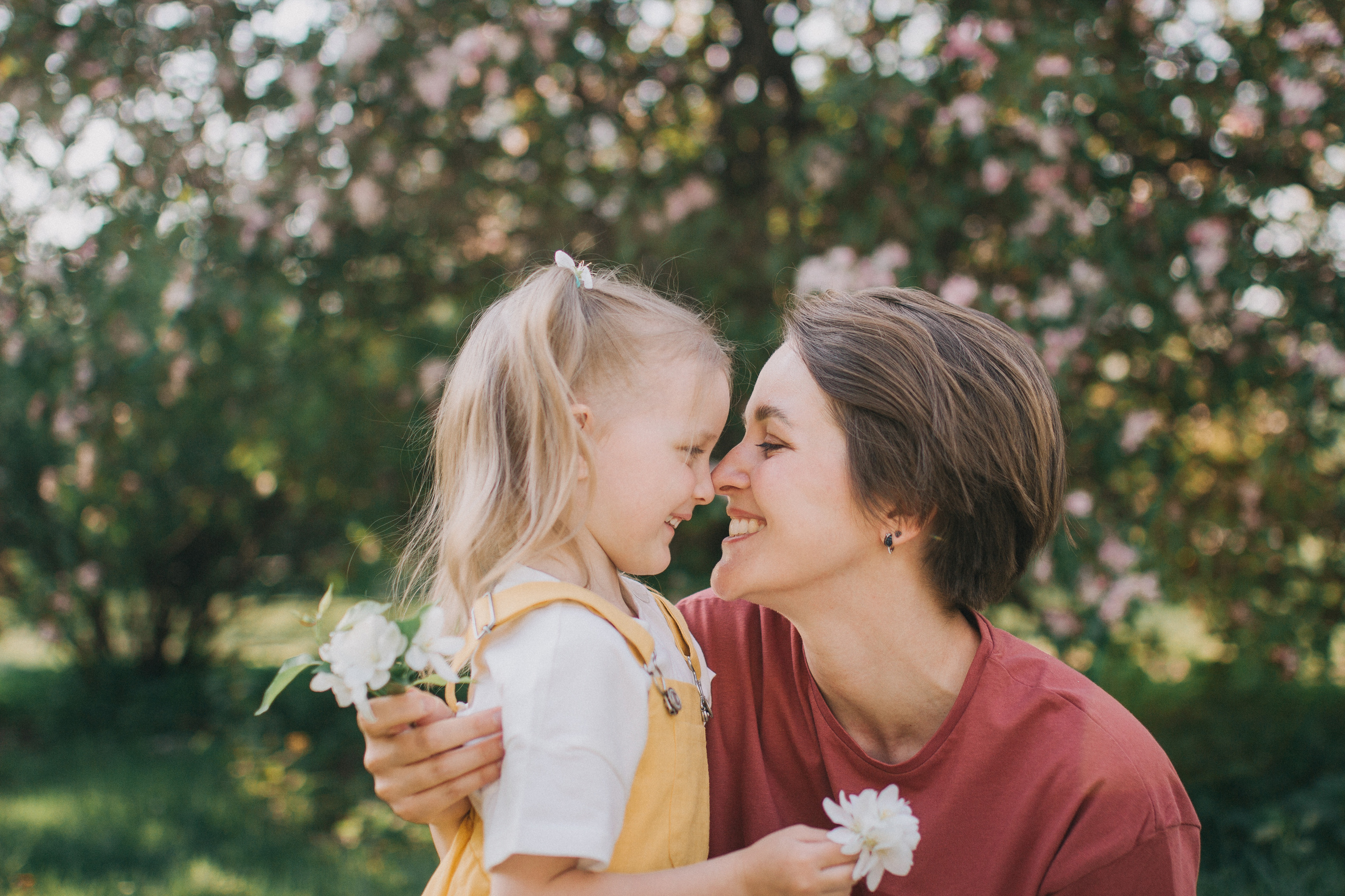 Съемка в цветущих яблонях. Семейный фотограф Екатеринбург Черепанова Олеся