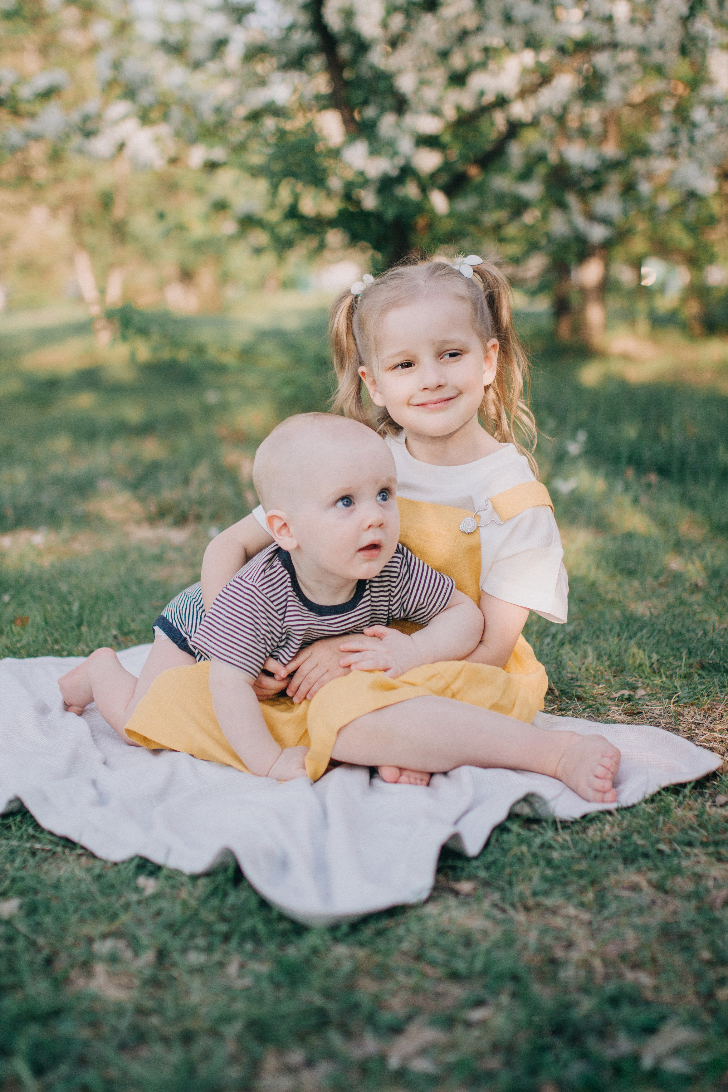 Съемка в цветущих яблонях. Семейный фотограф Екатеринбург Черепанова Олеся