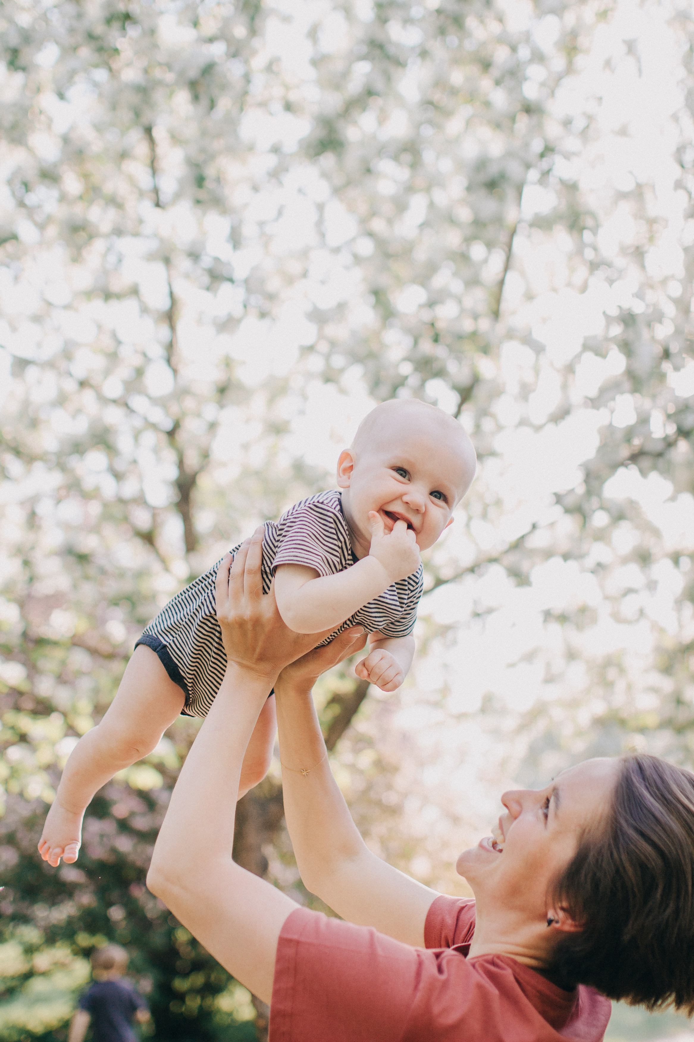 Съемка в цветущих яблонях. Семейный фотограф Екатеринбург Черепанова Олеся