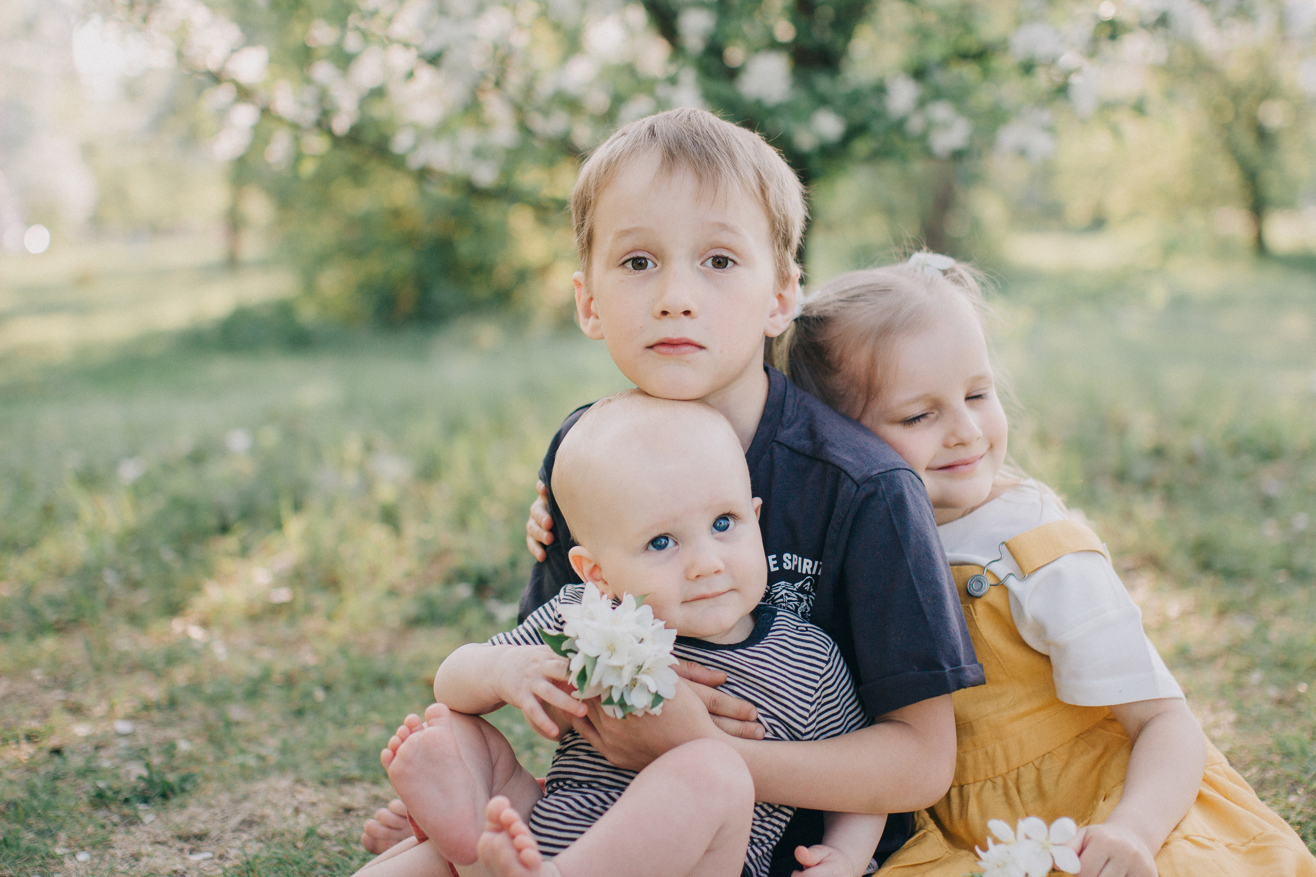 Съемка в цветущих яблонях. Семейный фотограф Екатеринбург Черепанова Олеся