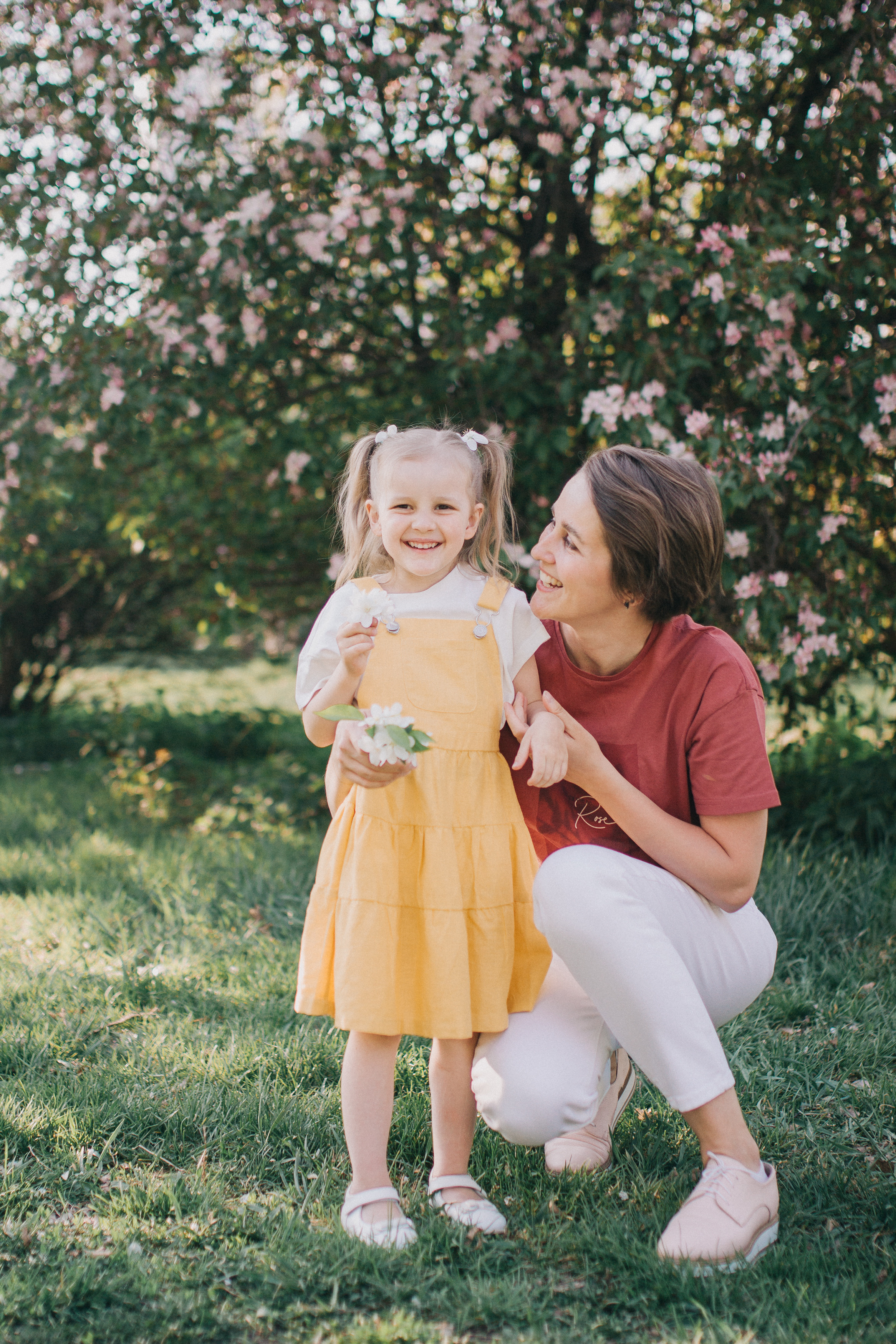 Съемка в цветущих яблонях. Семейный фотограф Екатеринбург Черепанова Олеся
