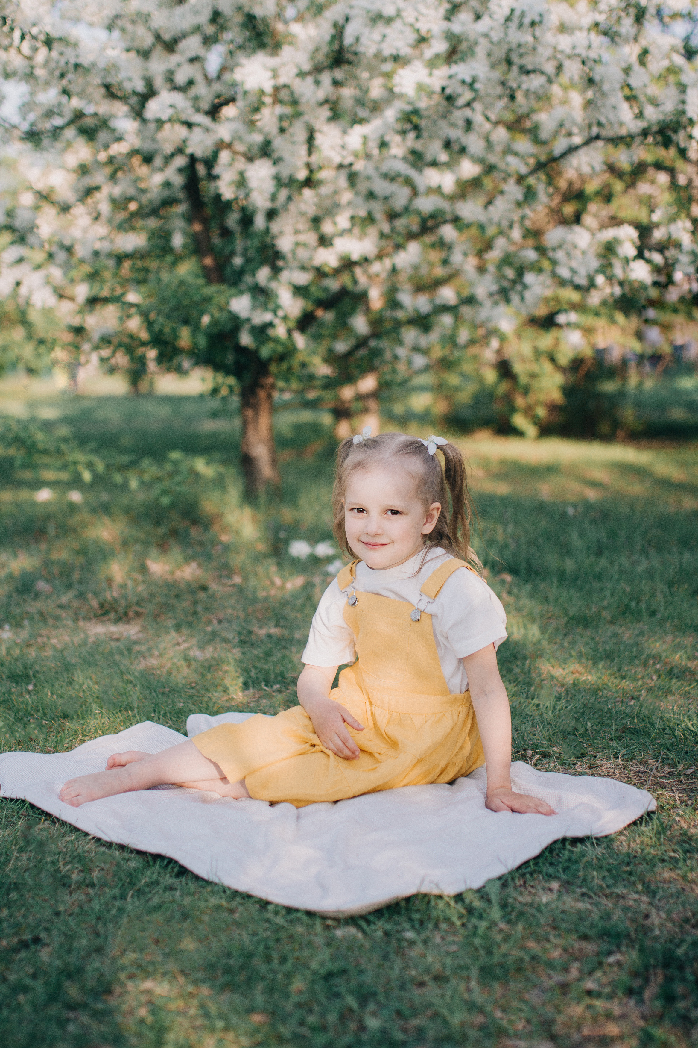 Съемка в цветущих яблонях. Семейный фотограф Екатеринбург Черепанова Олеся