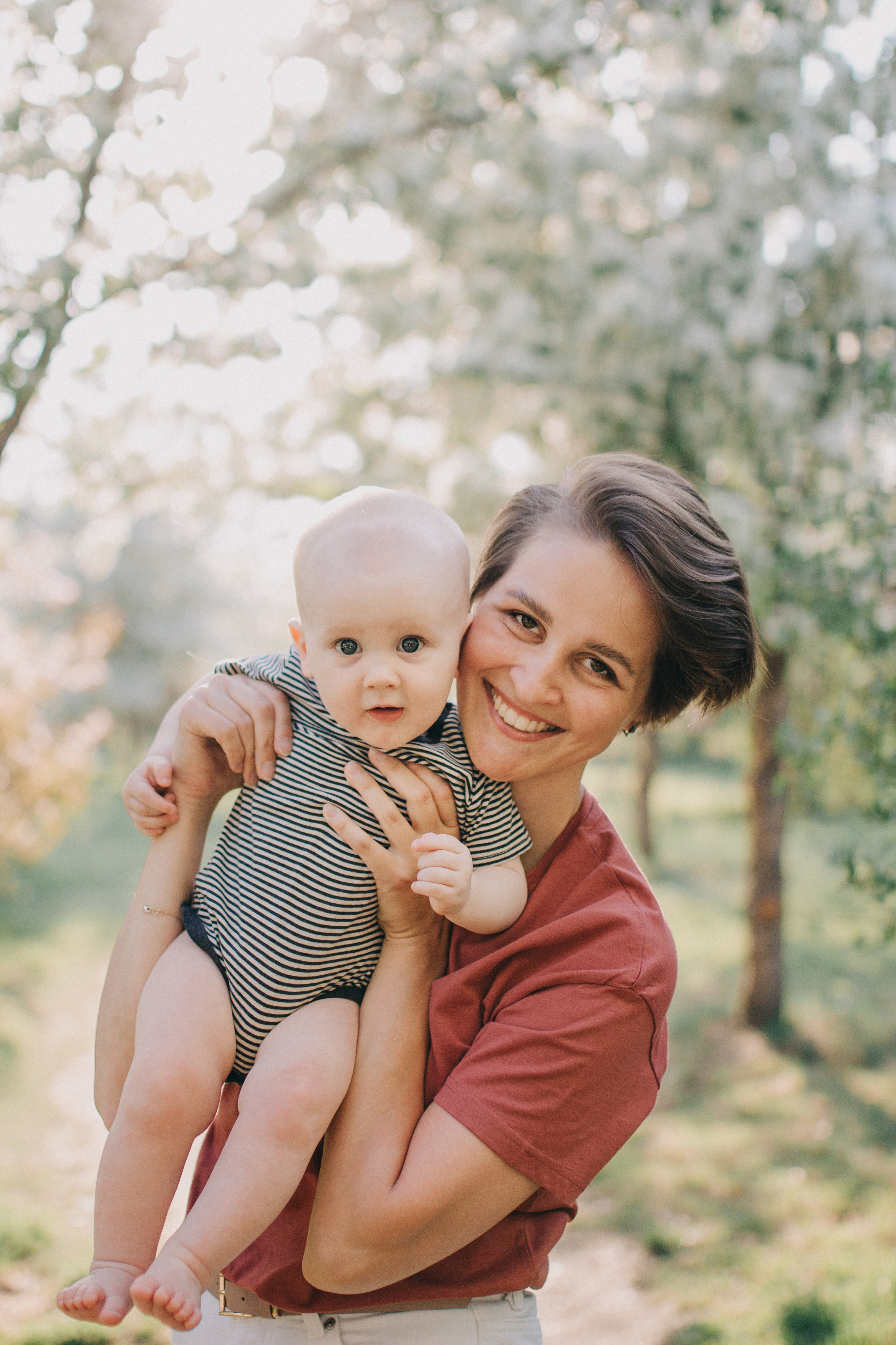 Съемка в цветущих яблонях. Семейный фотограф Екатеринбург Черепанова Олеся