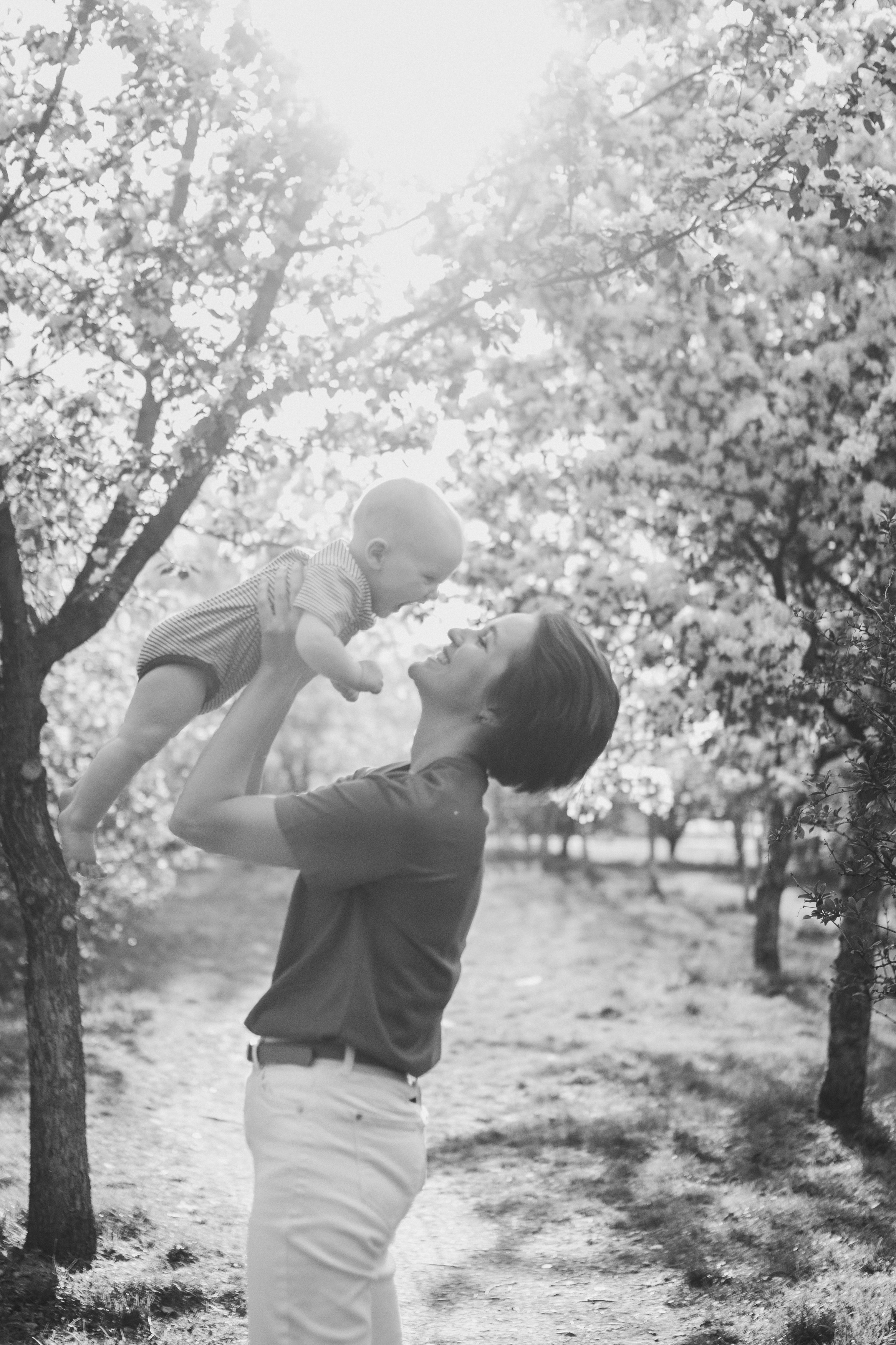 Съемка в цветущих яблонях. Семейный фотограф Екатеринбург Черепанова Олеся