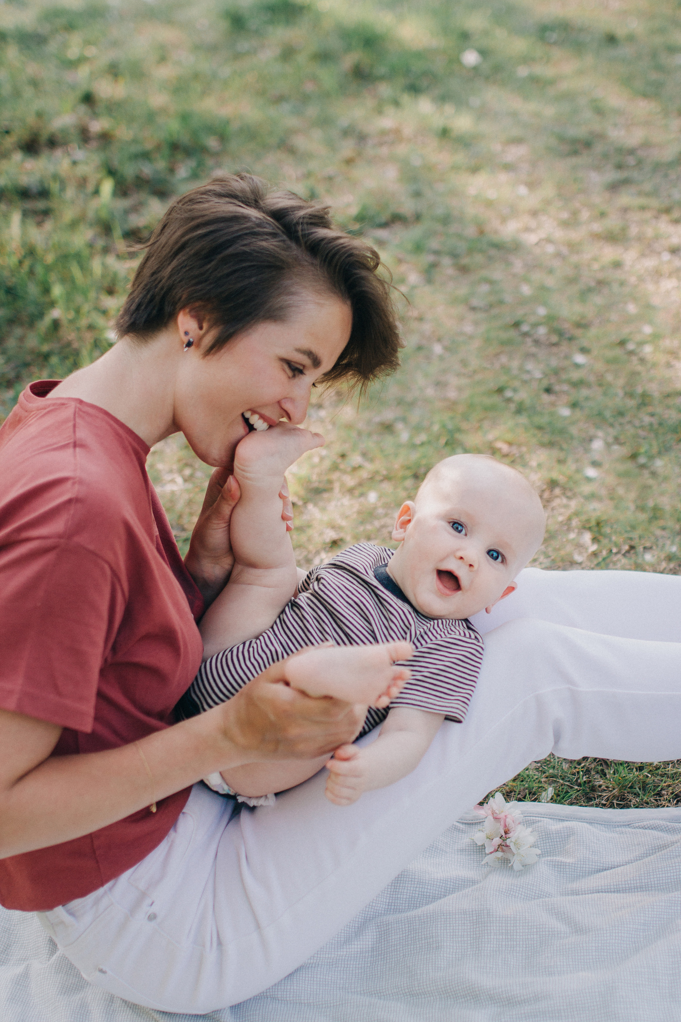 Съемка в цветущих яблонях. Семейный фотограф Екатеринбург Черепанова Олеся