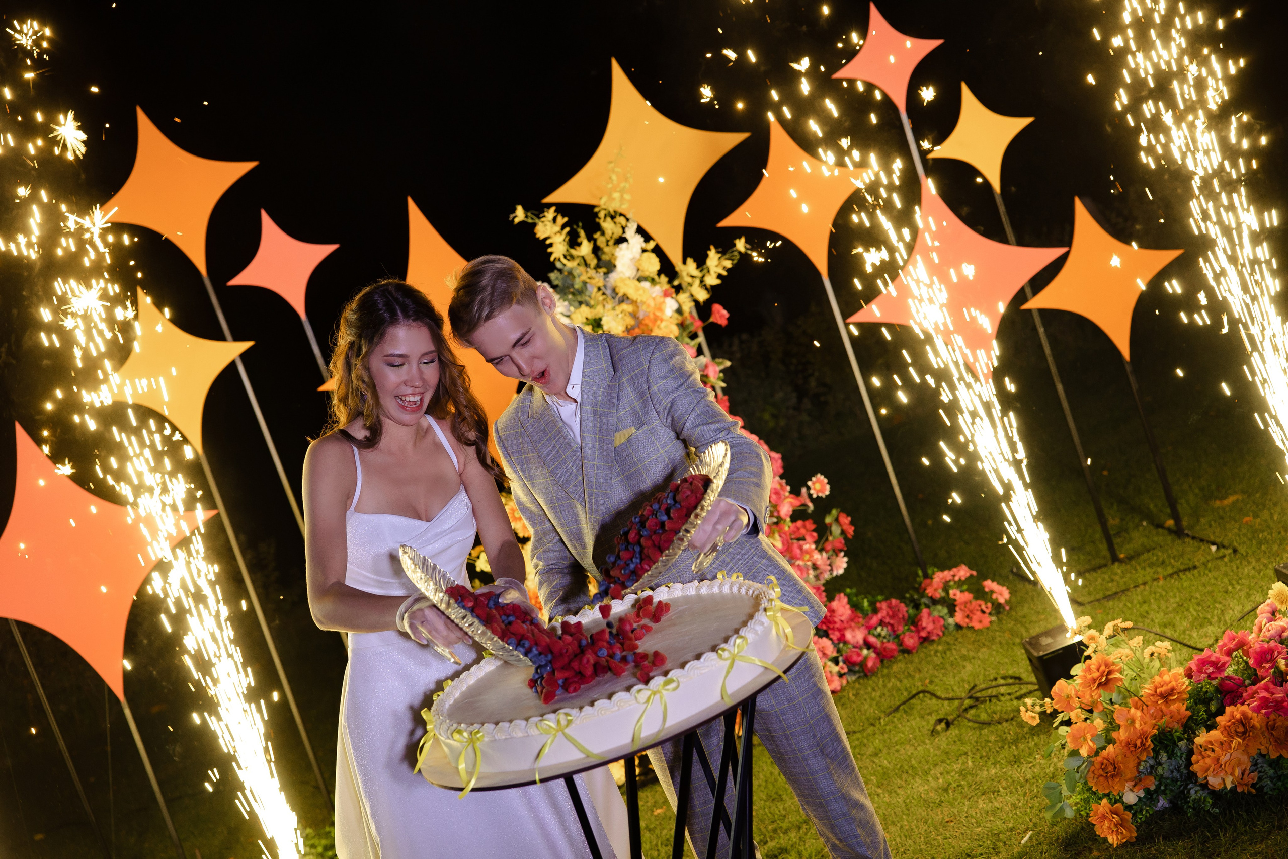 Яркая неоновая свадебная фотосессия в «Нет на карте». Свадебный и семейный фотограф в Самаре и Тольятти | Елена Топанцева