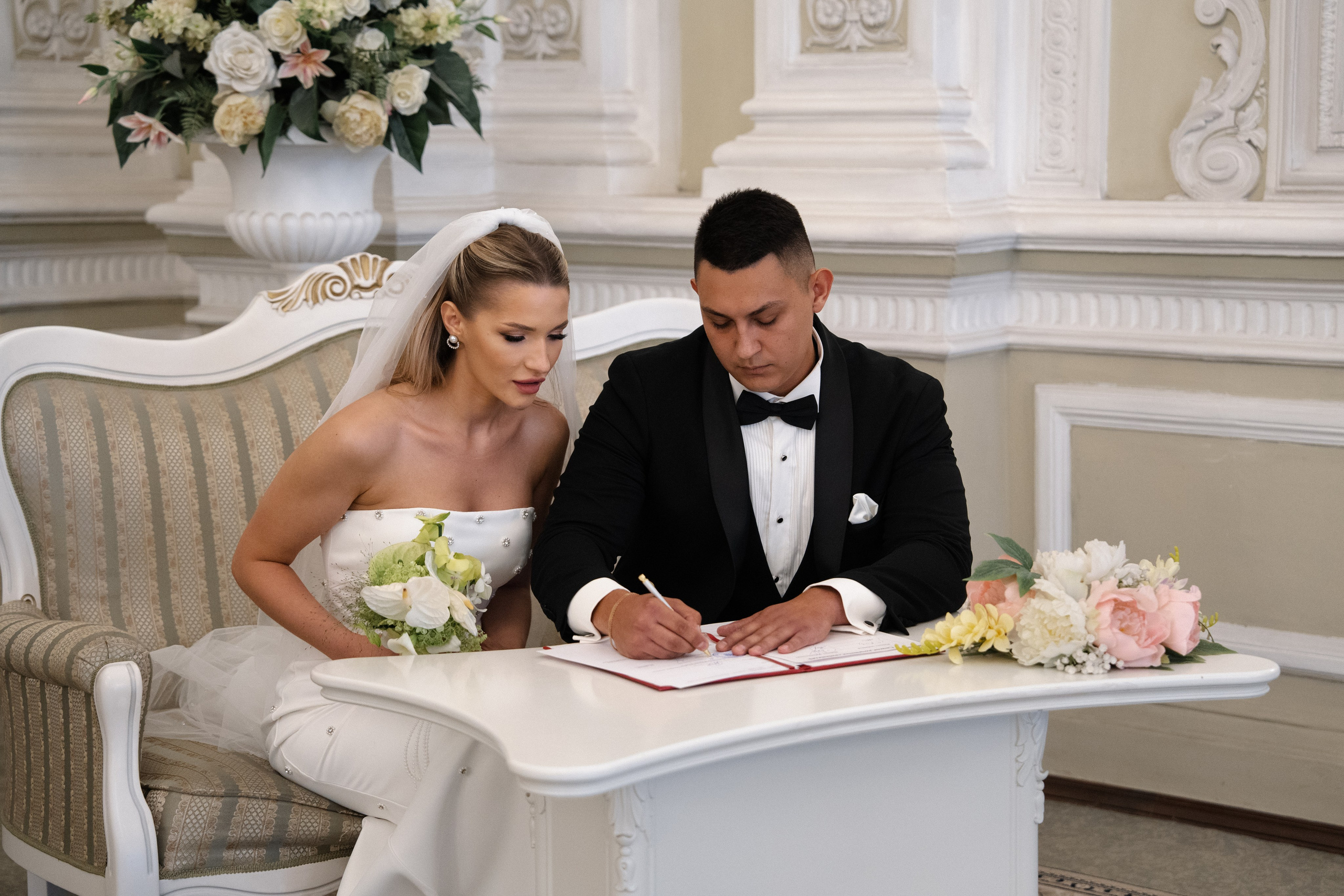 Виктория & Роман. Камерная городская свадьба в видовом ресторане в стиле современная классика. Свадебный фотограф организатор в Санкт-Петербурге Ассоль Опарина