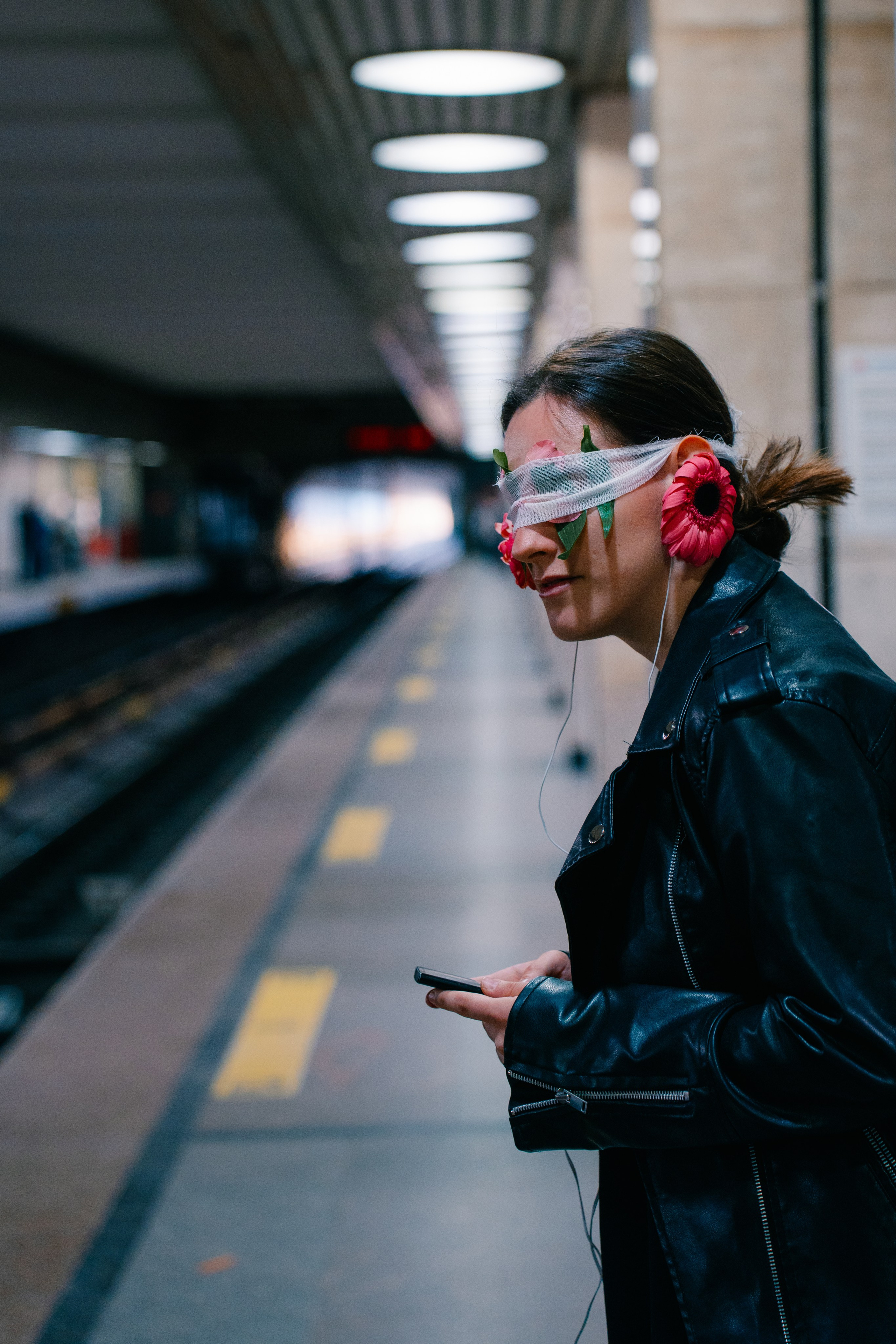 Фотографирую творческий женский портрет в Новосибирске в метро