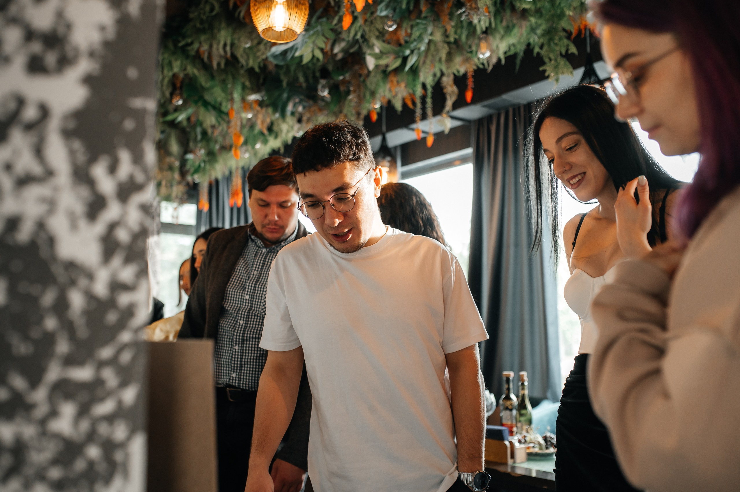 Презентация картины Карима в Париже. Фотограф Нижний Новгород