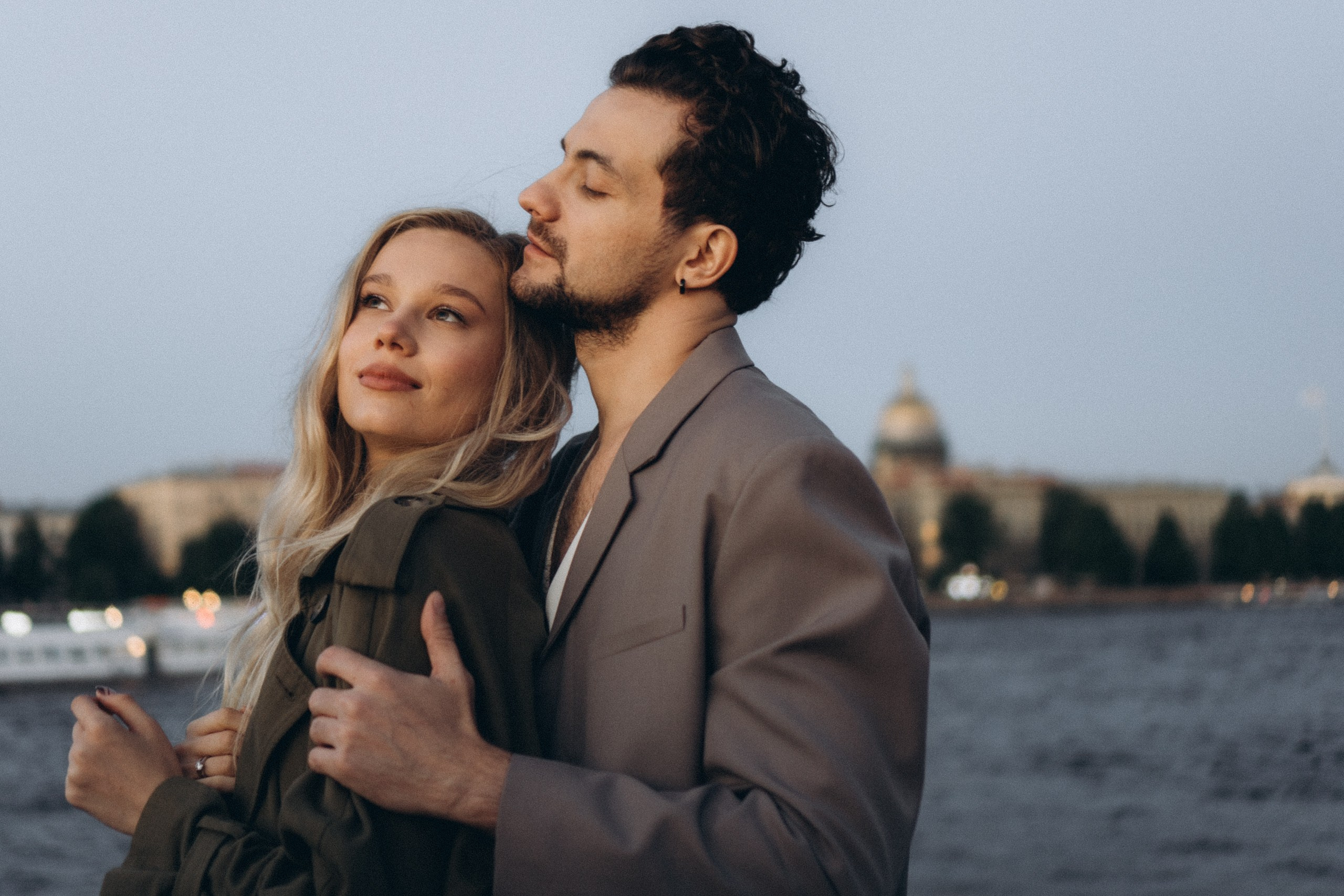 СВАДЕБНАЯ СЬЕМКА ПАРЫ НА РАССВЕТЕ В БЕЛЫЕ НОЧИ И ПРОГУЛКА С РАЗВОДНЫМИ МОСТАМИ И ПИКНИК ВОЗЛЕ ИСАКИЕВСКОГО СОБОРА. Профессиональный фотограф, Санкт-Петербург — Виктория Богомолова