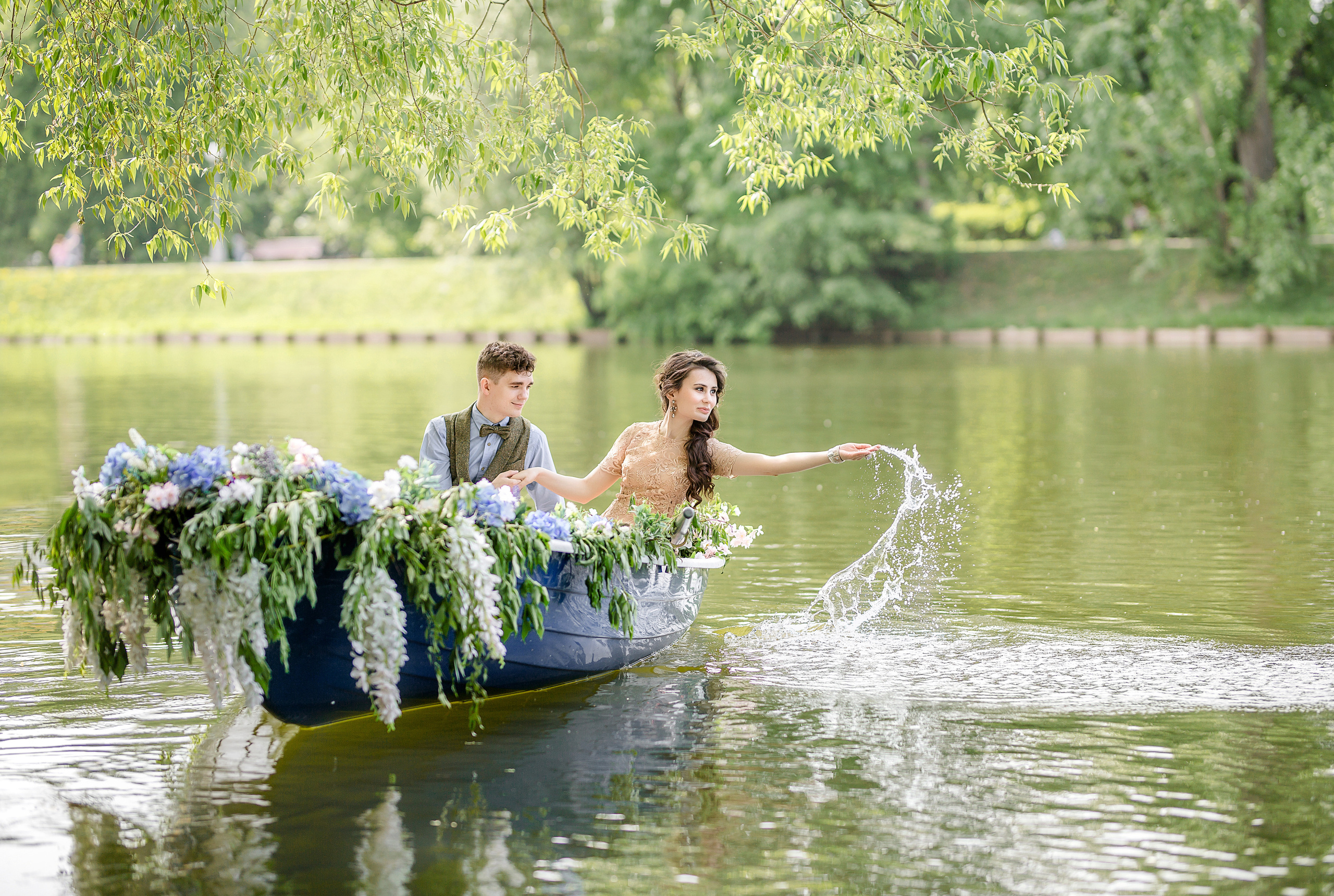 Фотосессия на Воронцовских прудах в лодке, украшенной цветами. Рома и Ромета. Семейный и детский фотограф в Москве Вера Ускова