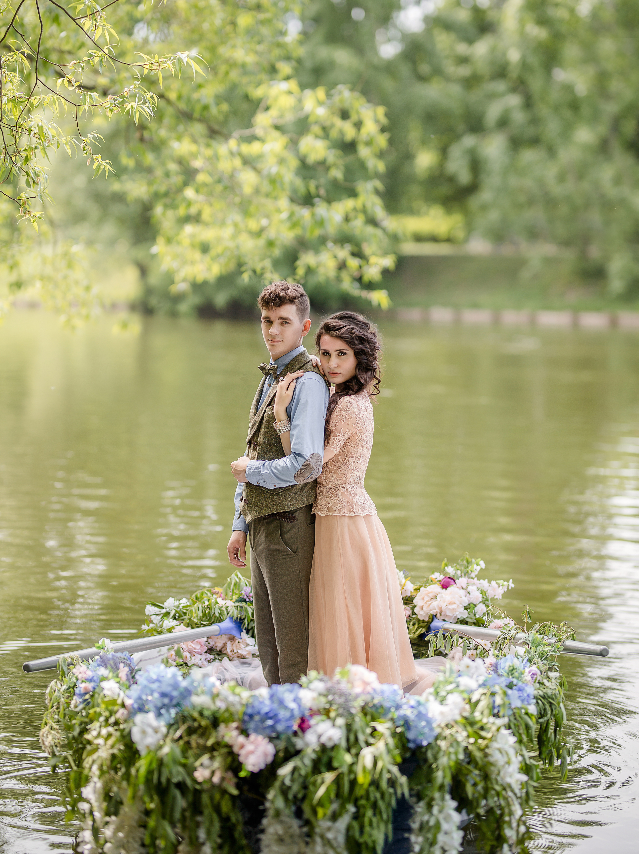Фотосессия на Воронцовских прудах в лодке, украшенной цветами. Рома и Ромета. Семейный и детский фотограф в Москве Вера Ускова