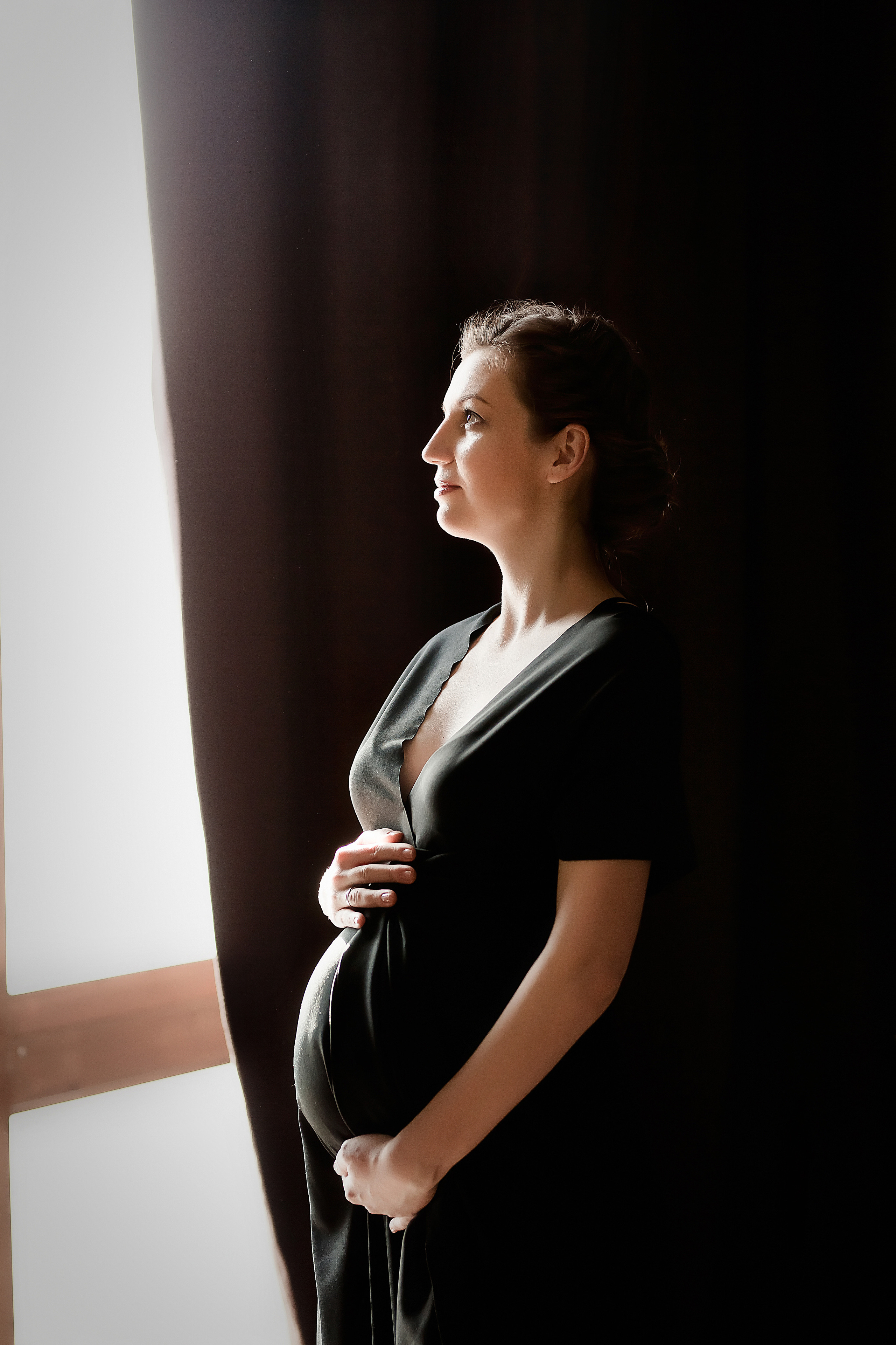 Фотосессия беременности в темной фотостудии. Алина. Семейный и детский фотограф в Москве Вера Ускова
