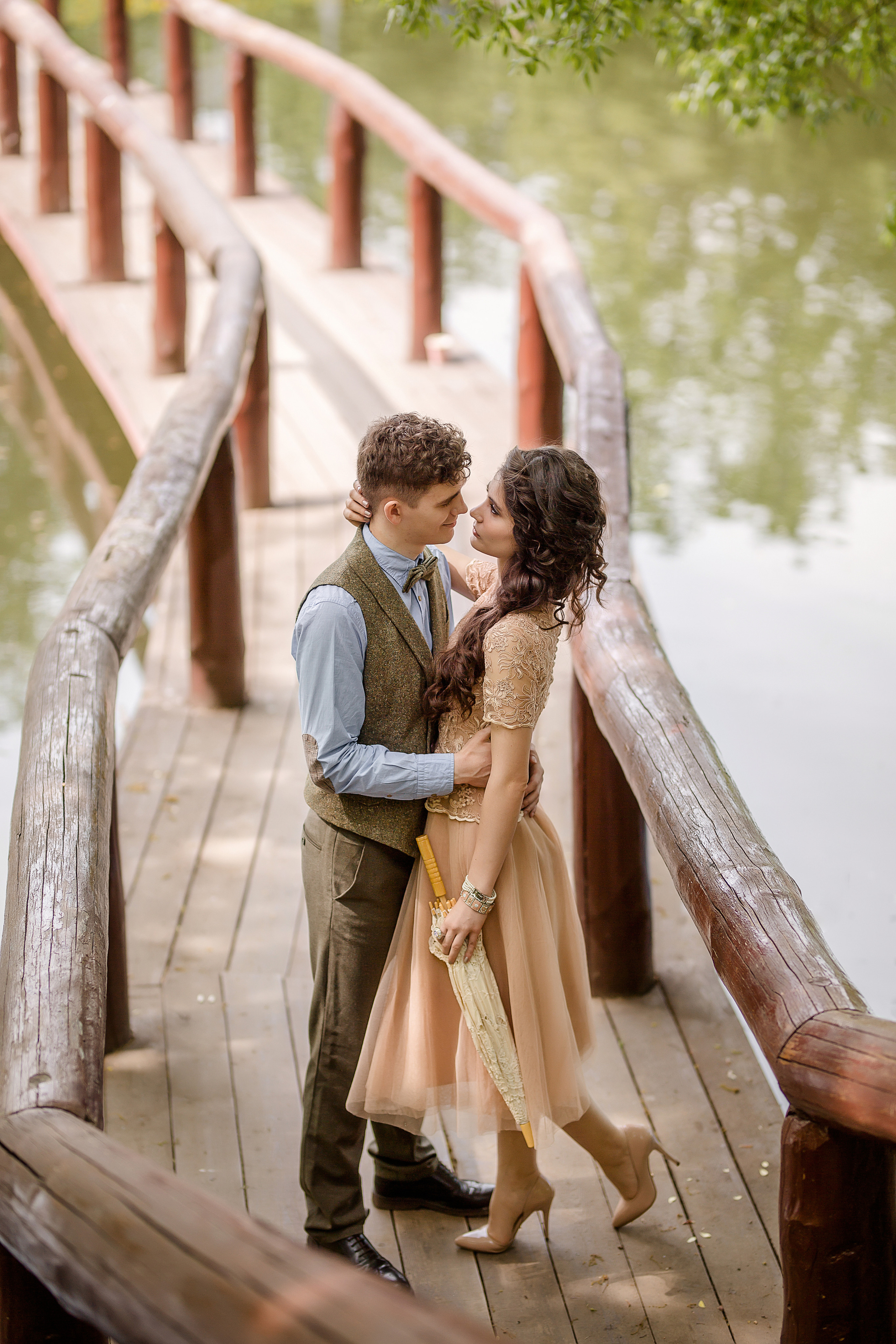 Фотосессия на Воронцовских прудах в лодке, украшенной цветами. Рома и Ромета. Семейный и детский фотограф в Москве Вера Ускова