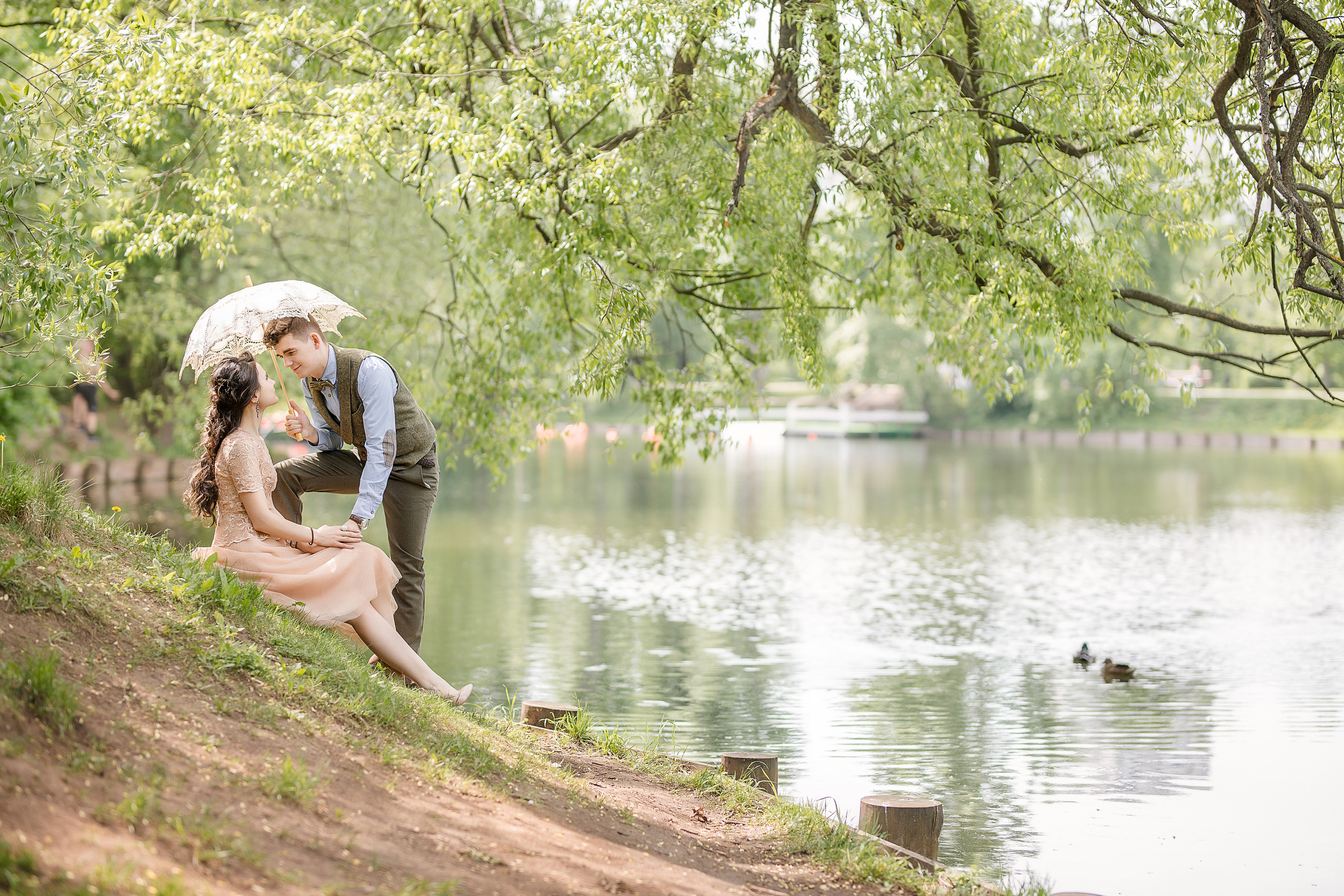 Фотосессия на Воронцовских прудах в лодке, украшенной цветами. Рома и Ромета. Семейный и детский фотограф в Москве Вера Ускова