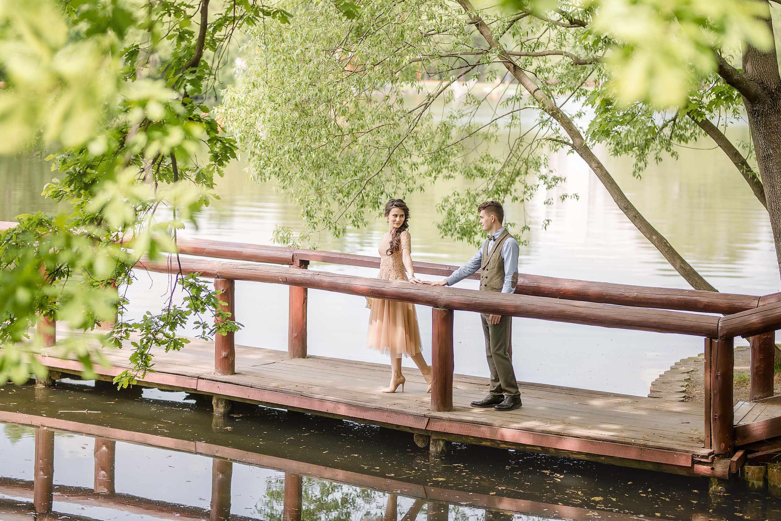 Фотосессия на Воронцовских прудах в лодке, украшенной цветами. Рома и Ромета. Семейный и детский фотограф в Москве Вера Ускова