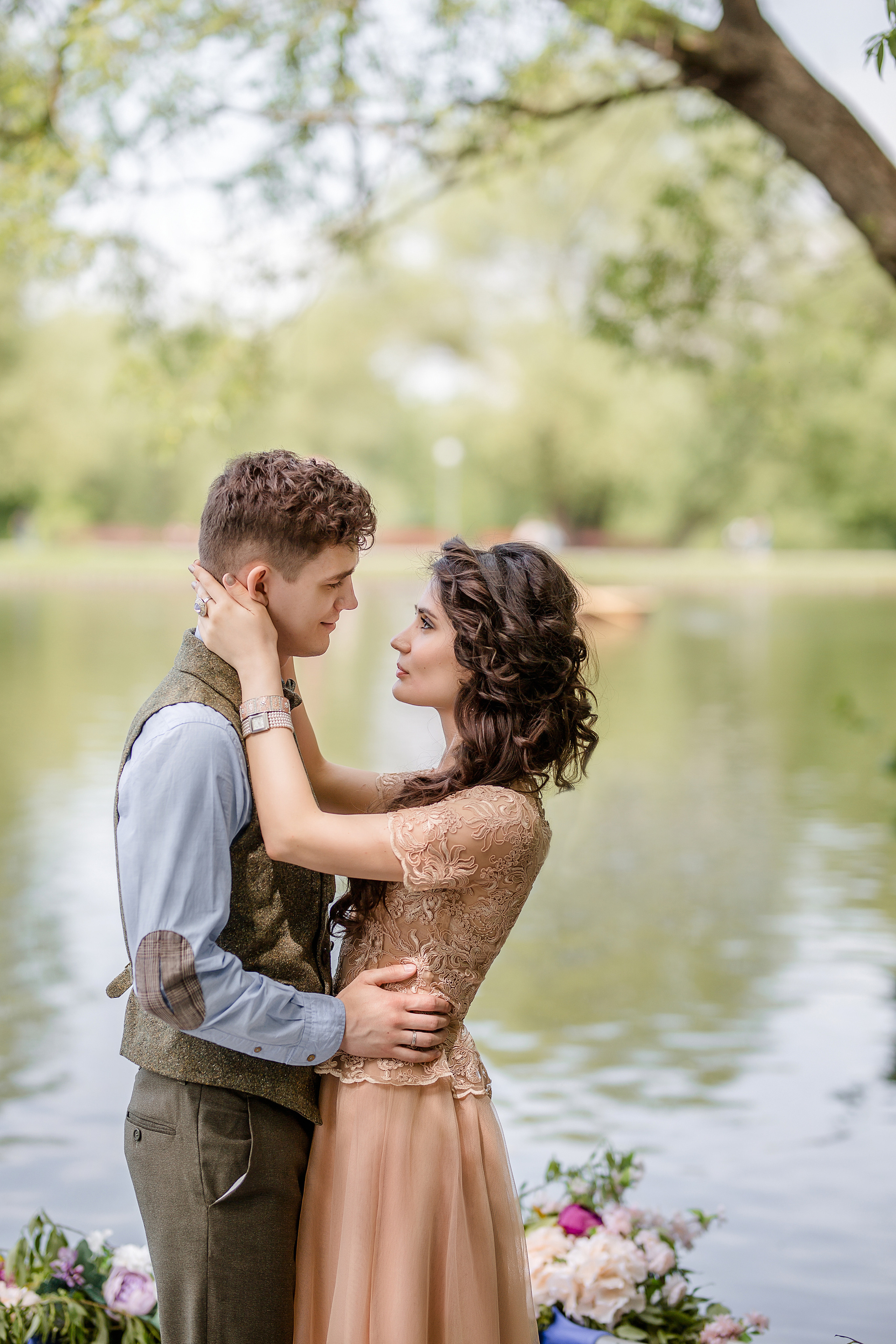 Фотосессия на Воронцовских прудах в лодке, украшенной цветами. Рома и Ромета. Семейный и детский фотограф в Москве Вера Ускова