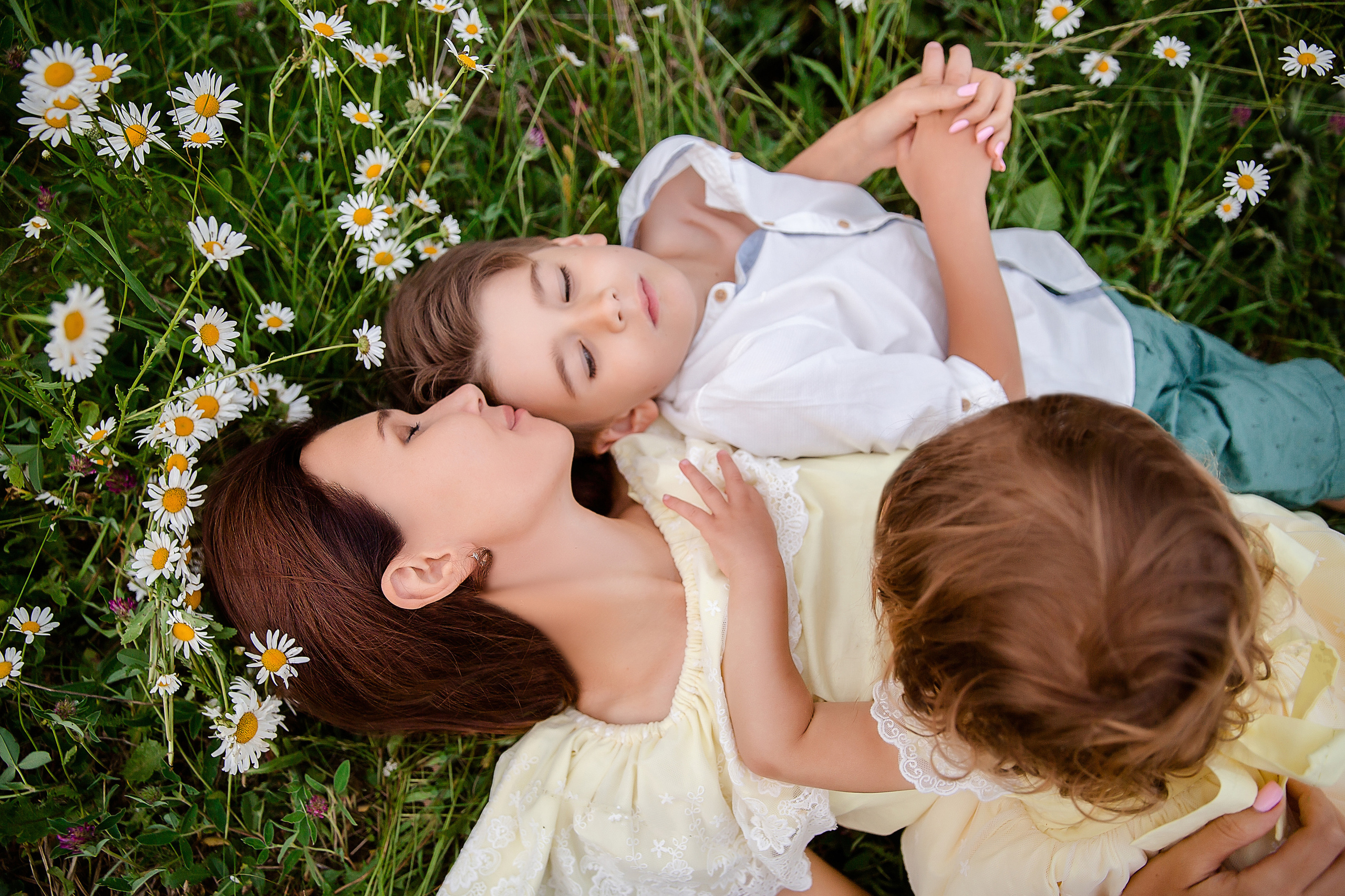 Фотосессия в ромашковом поле в Подмосковье. Семейный и детский фотограф в Москве Вера Ускова