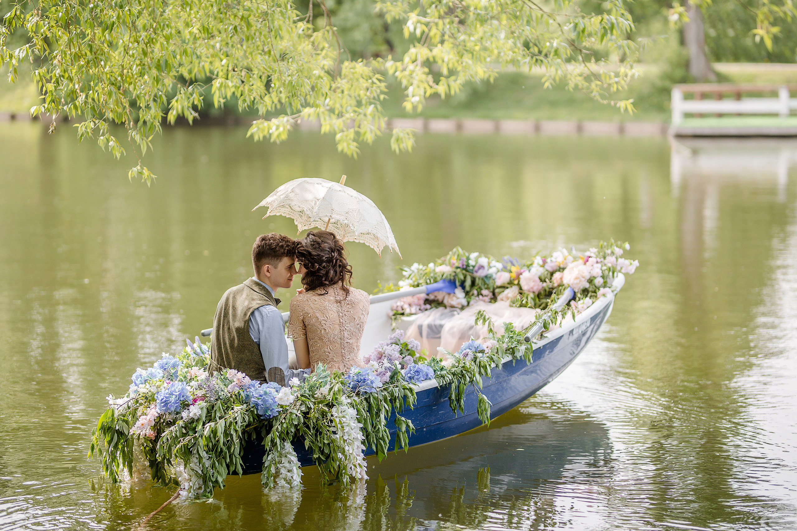 Фотосессия на Воронцовских прудах в лодке, украшенной цветами. Рома и Ромета. Семейный и детский фотограф в Москве Вера Ускова