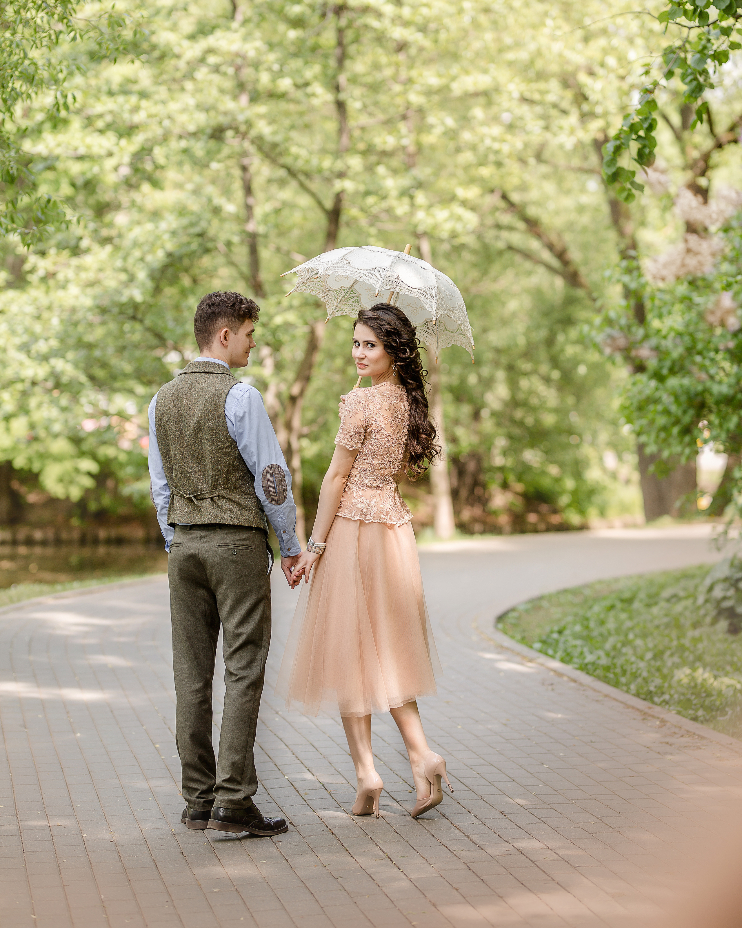 Фотосессия на Воронцовских прудах в лодке, украшенной цветами. Рома и Ромета. Семейный и детский фотограф в Москве Вера Ускова
