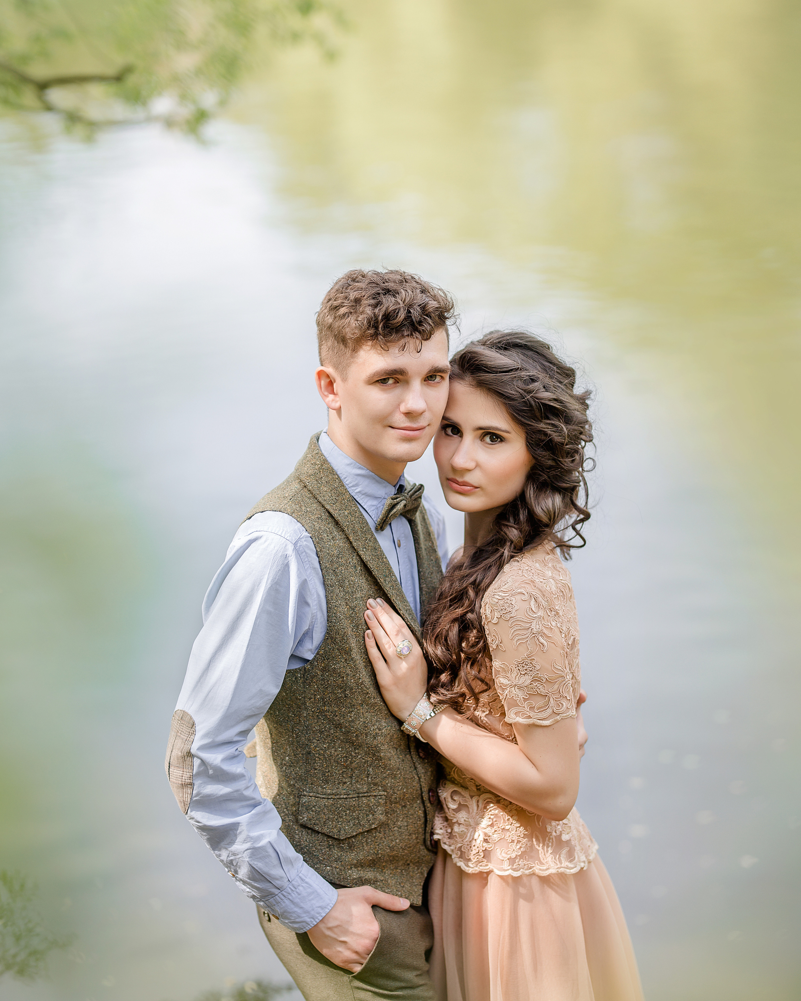 Фотосессия на Воронцовских прудах в лодке, украшенной цветами. Рома и Ромета. Семейный и детский фотограф в Москве Вера Ускова