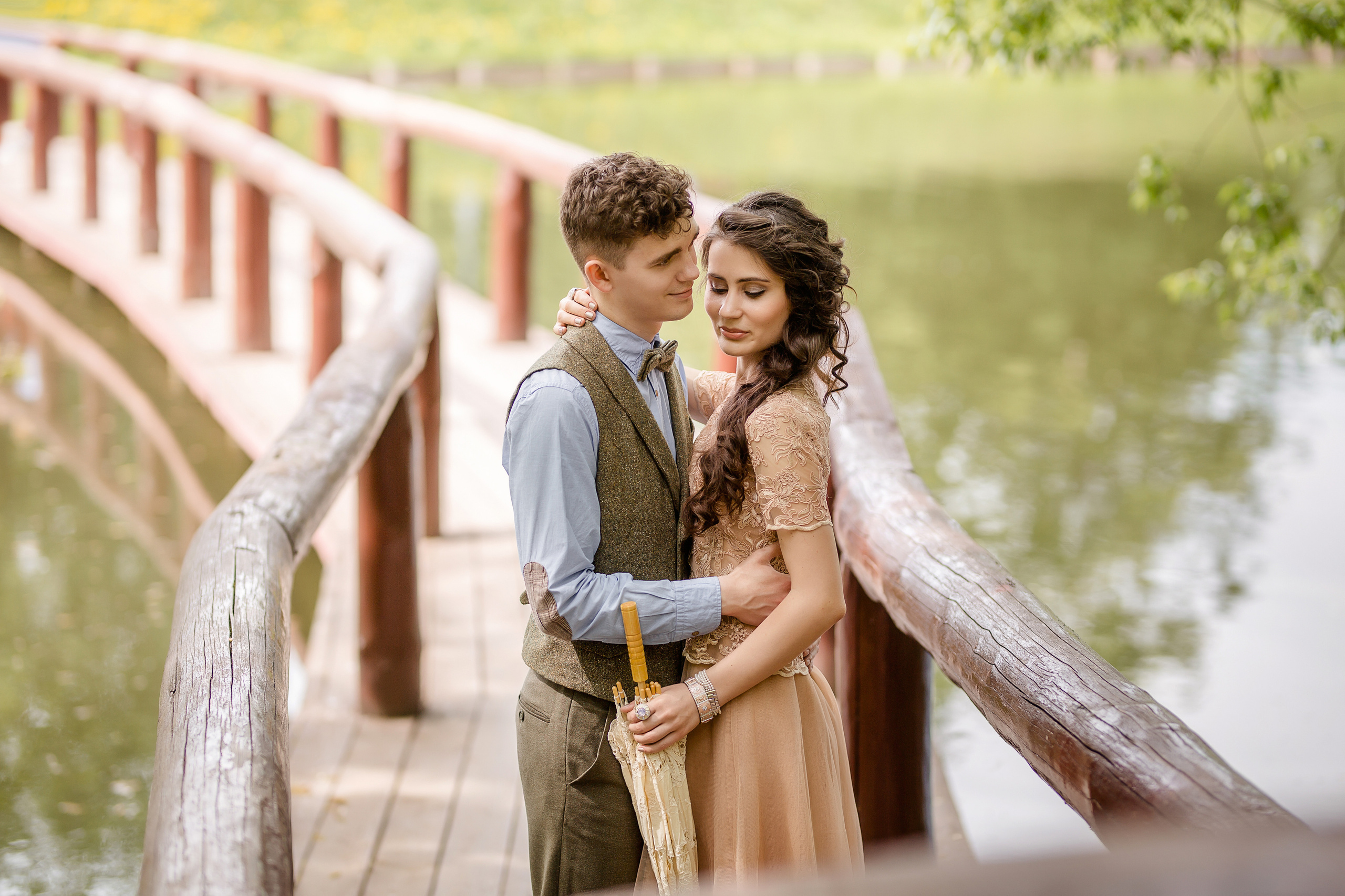 Фотосессия на Воронцовских прудах в лодке, украшенной цветами. Рома и Ромета. Семейный и детский фотограф в Москве Вера Ускова