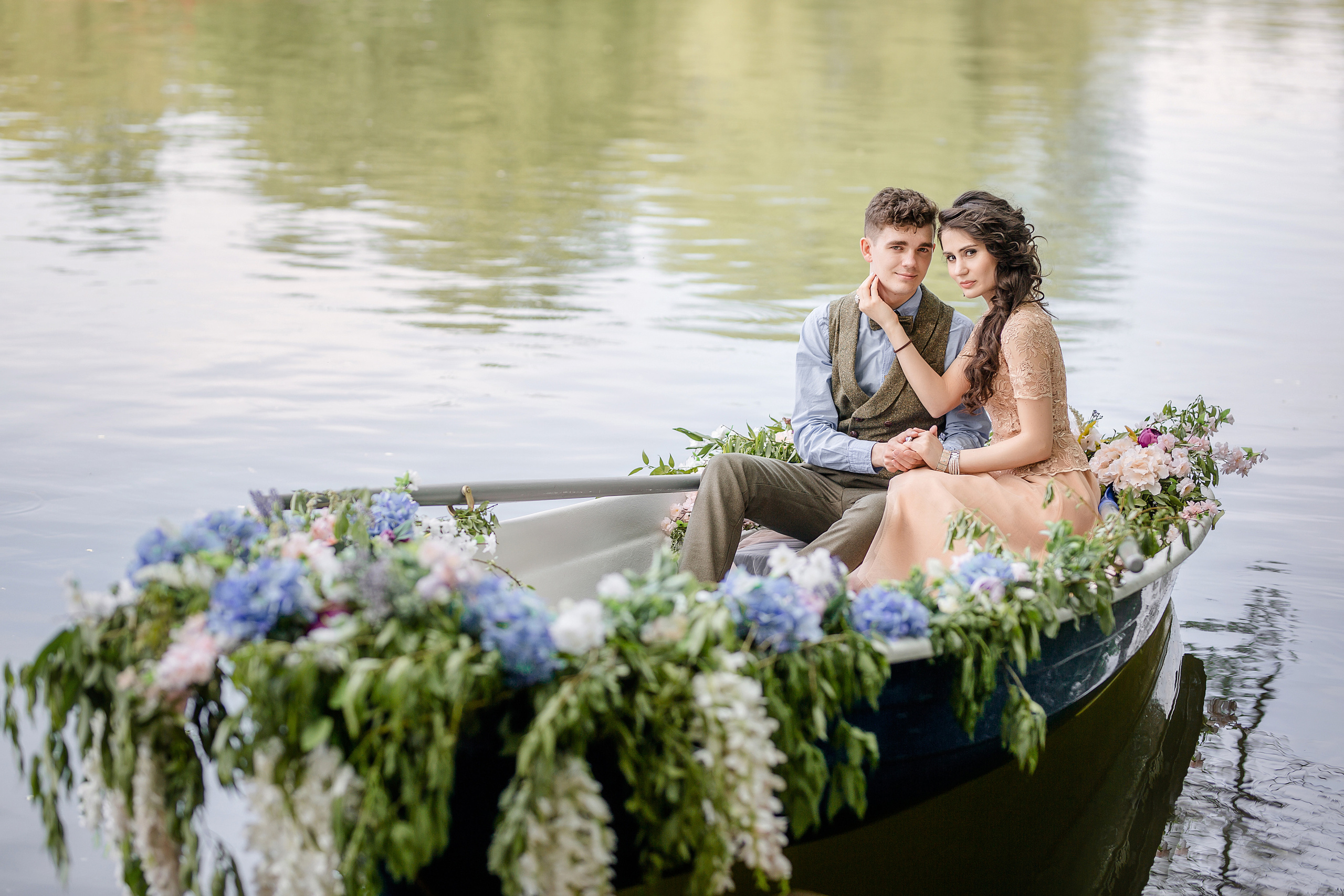 Фотосессия на Воронцовских прудах в лодке, украшенной цветами. Рома и Ромета. Семейный и детский фотограф в Москве Вера Ускова