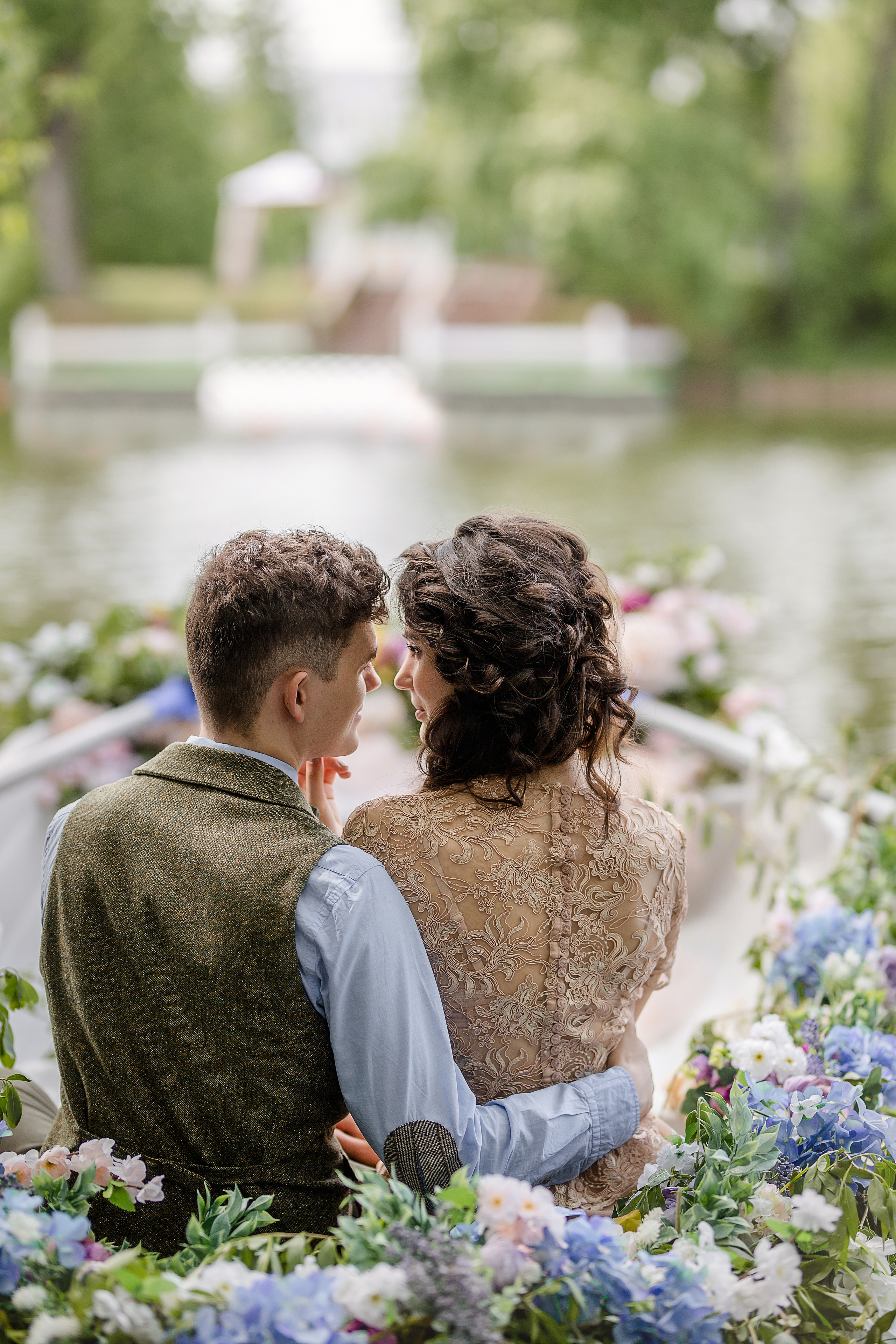 Фотосессия на Воронцовских прудах в лодке, украшенной цветами. Рома и Ромета. Семейный и детский фотограф в Москве Вера Ускова