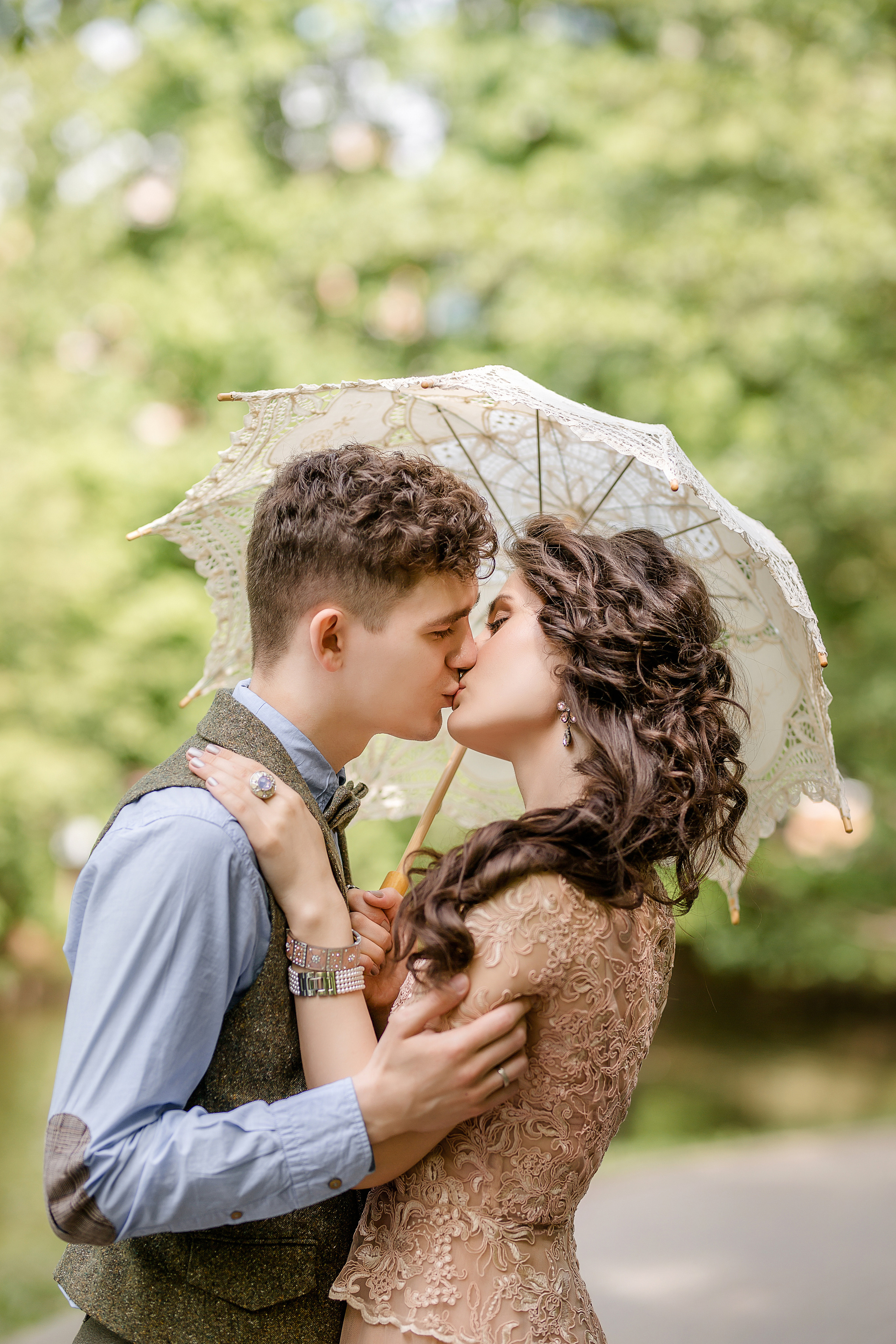 Фотосессия на Воронцовских прудах в лодке, украшенной цветами. Рома и Ромета. Семейный и детский фотограф в Москве Вера Ускова