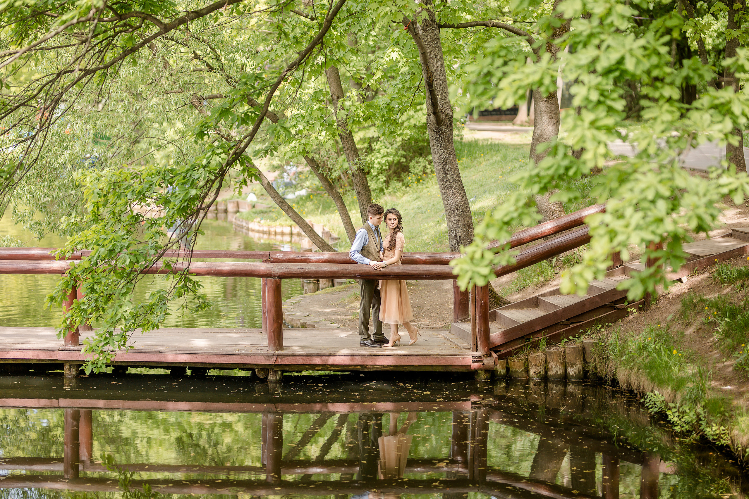 Фотосессия на Воронцовских прудах в лодке, украшенной цветами. Рома и Ромета. Семейный и детский фотограф в Москве Вера Ускова