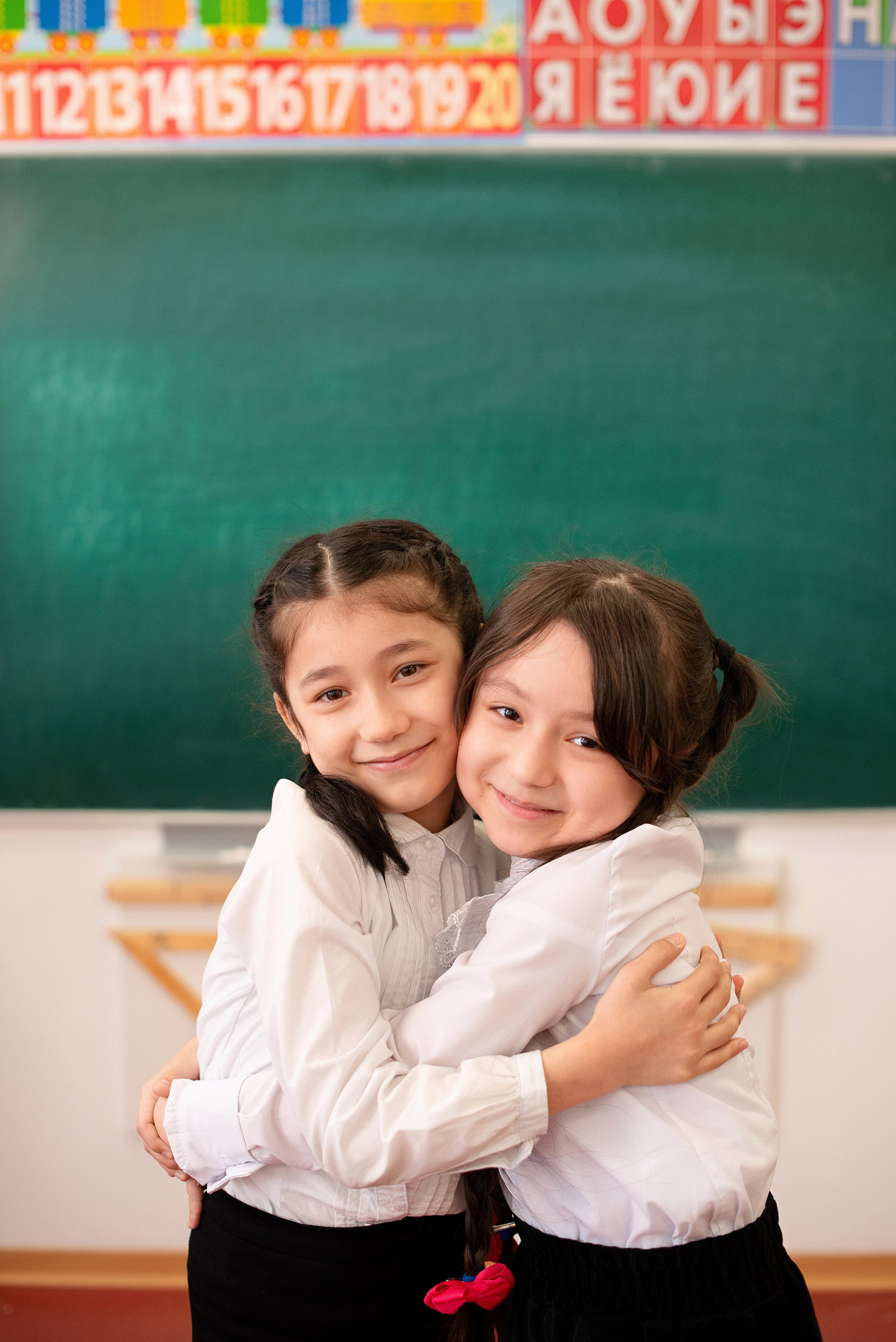 Профессиональная фотография ученика средней школы города Сургут, качественная съемка для школьного альбома, выпускник 2026 года.