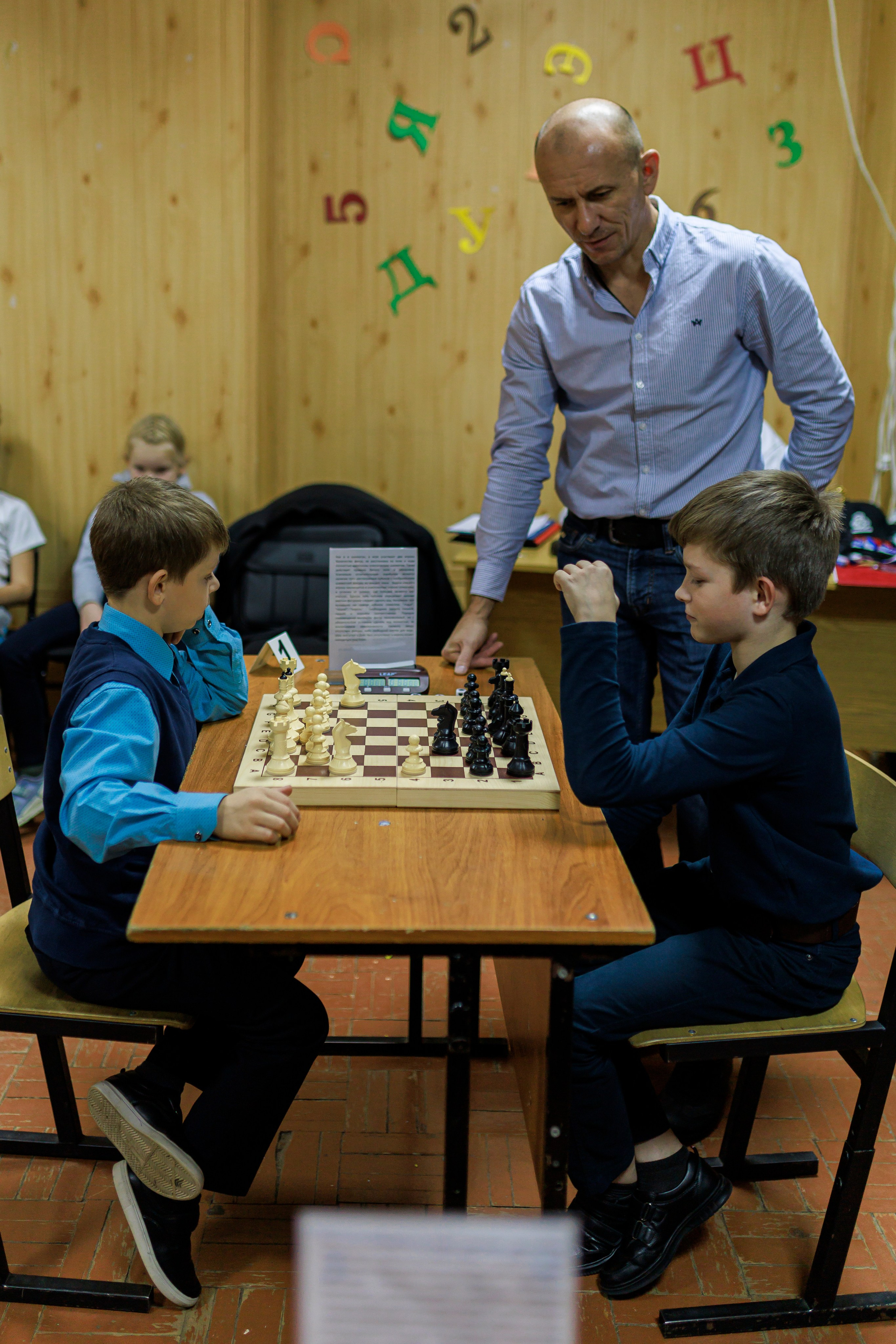Репортажная сьёмка игры в шахматы в детском доме. Семейный и детский фотограф в Рязани Васюгова Мария