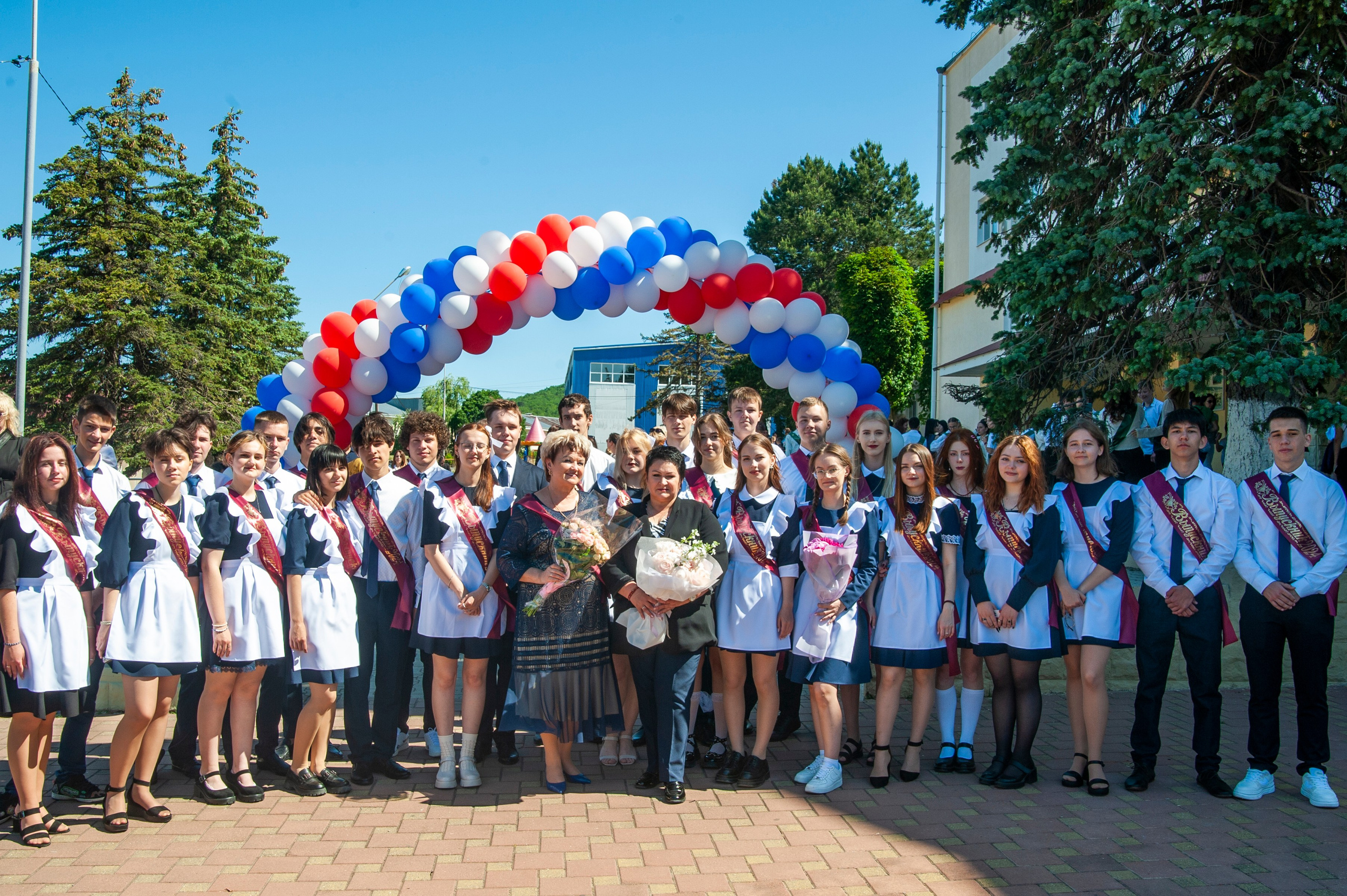 Последний Звонок МАОУ СОШ № 17 им. Эдуарда Есаяна — Архипо-Осиповка. Свадебный и семейный фотограф Денис Лукьянов в Краснодаре, Краснодарском крае и Республике Крым