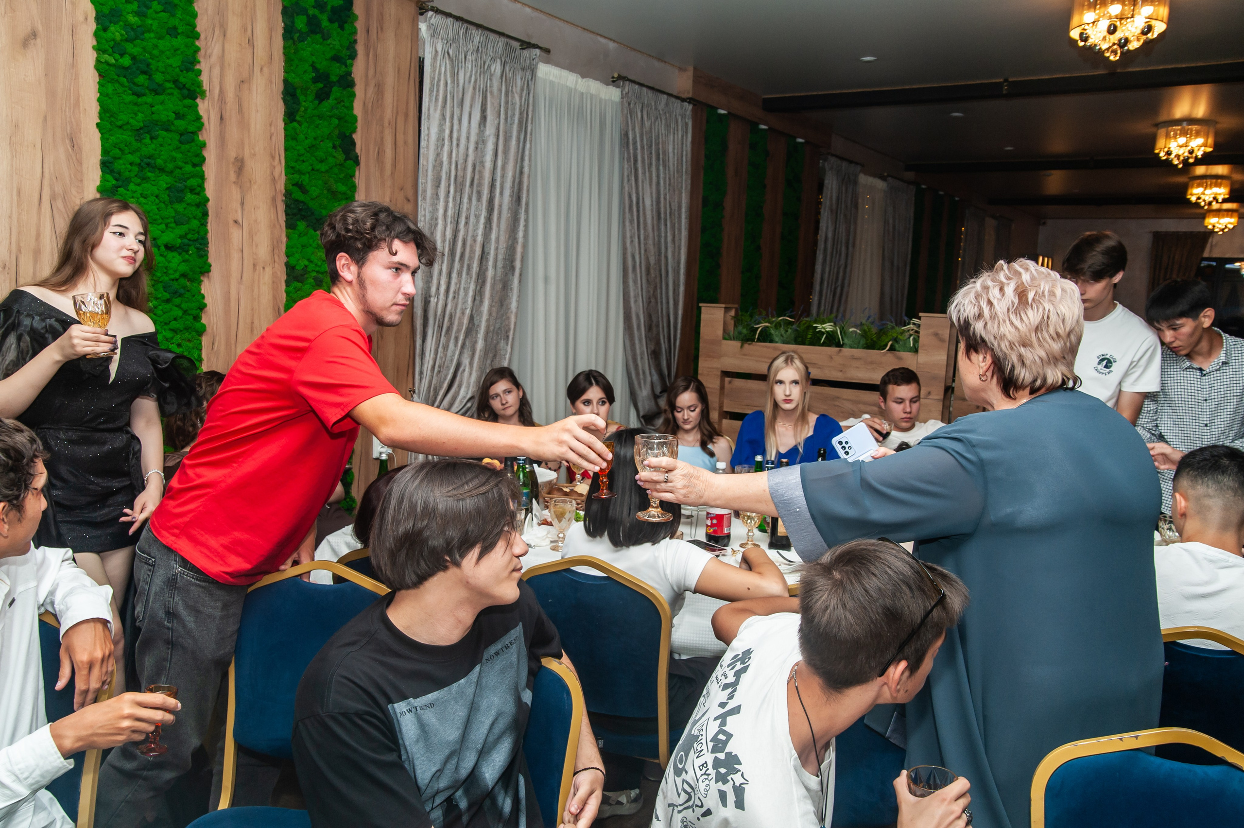 Выпускной МАОУ СОШ № 17 им. Эдуарда Есаяна. Свадебный и семейный фотограф Денис Лукьянов в Краснодаре, Краснодарском крае и Республике Крым