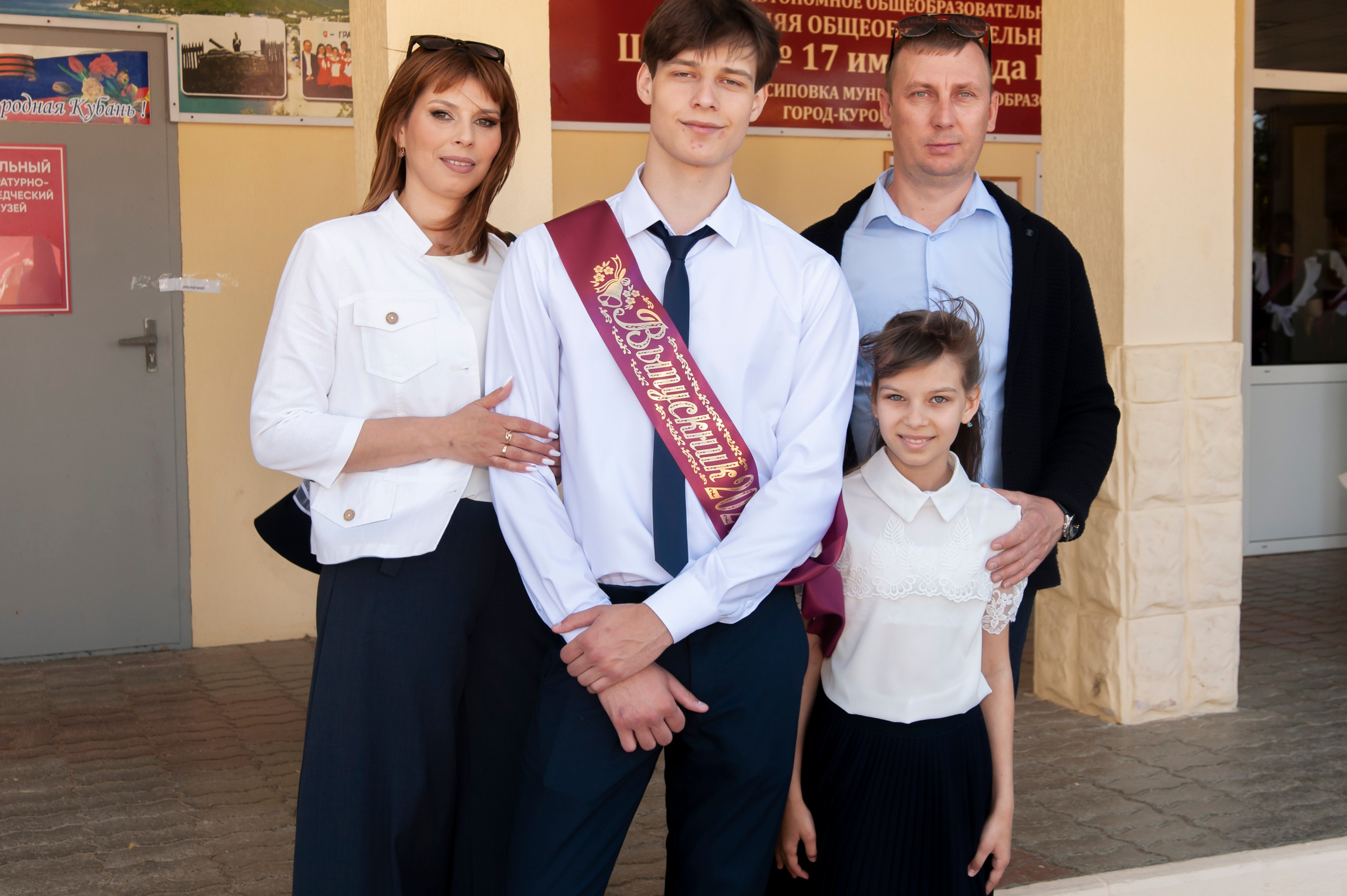 Последний Звонок МАОУ СОШ № 17 им. Эдуарда Есаяна — Архипо-Осиповка. Свадебный и семейный фотограф Денис Лукьянов в Краснодаре, Краснодарском крае и Республике Крым