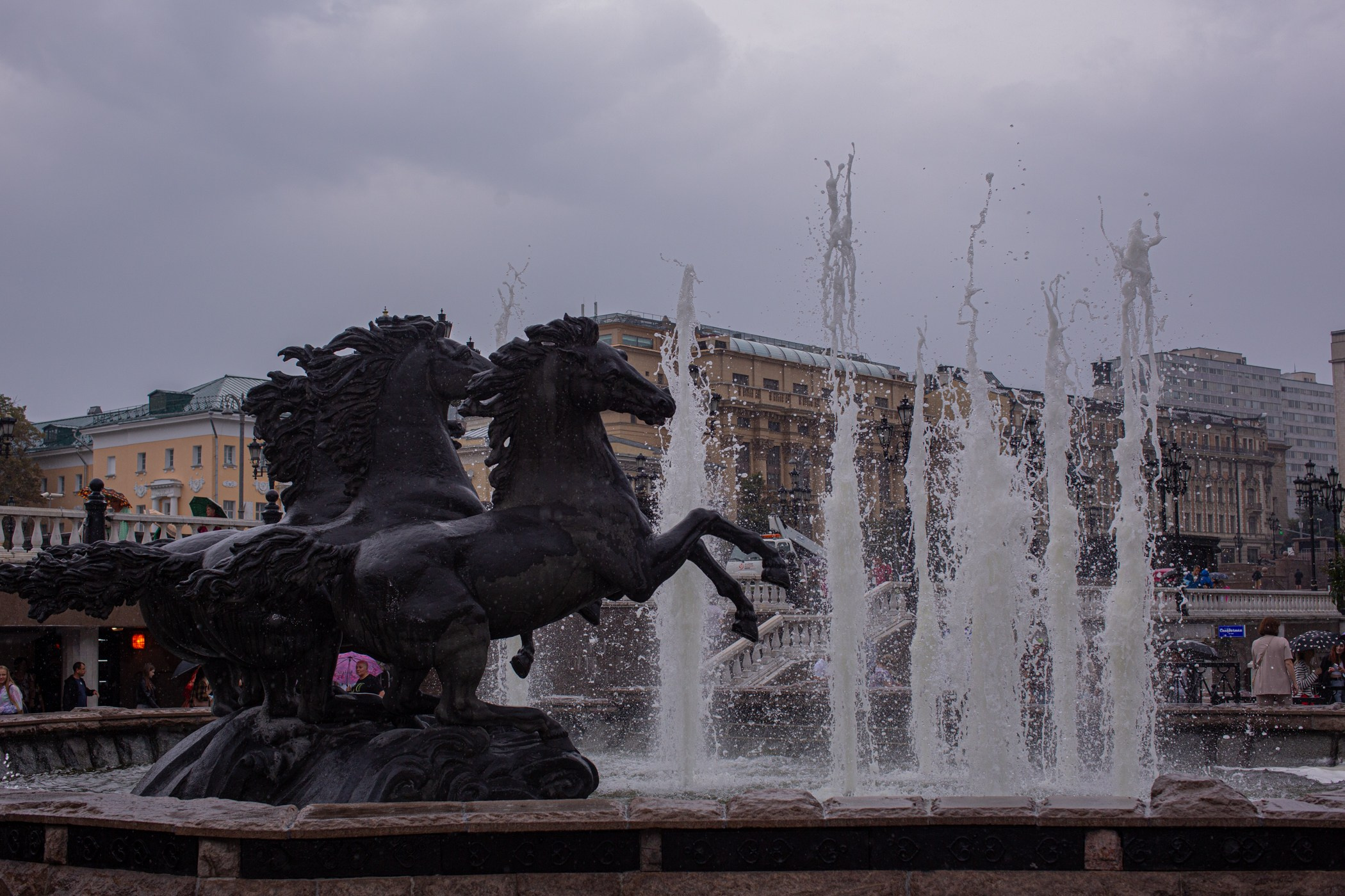 хороший свадебный фотограф в Москве фонтан с памятником трех лошадей 
