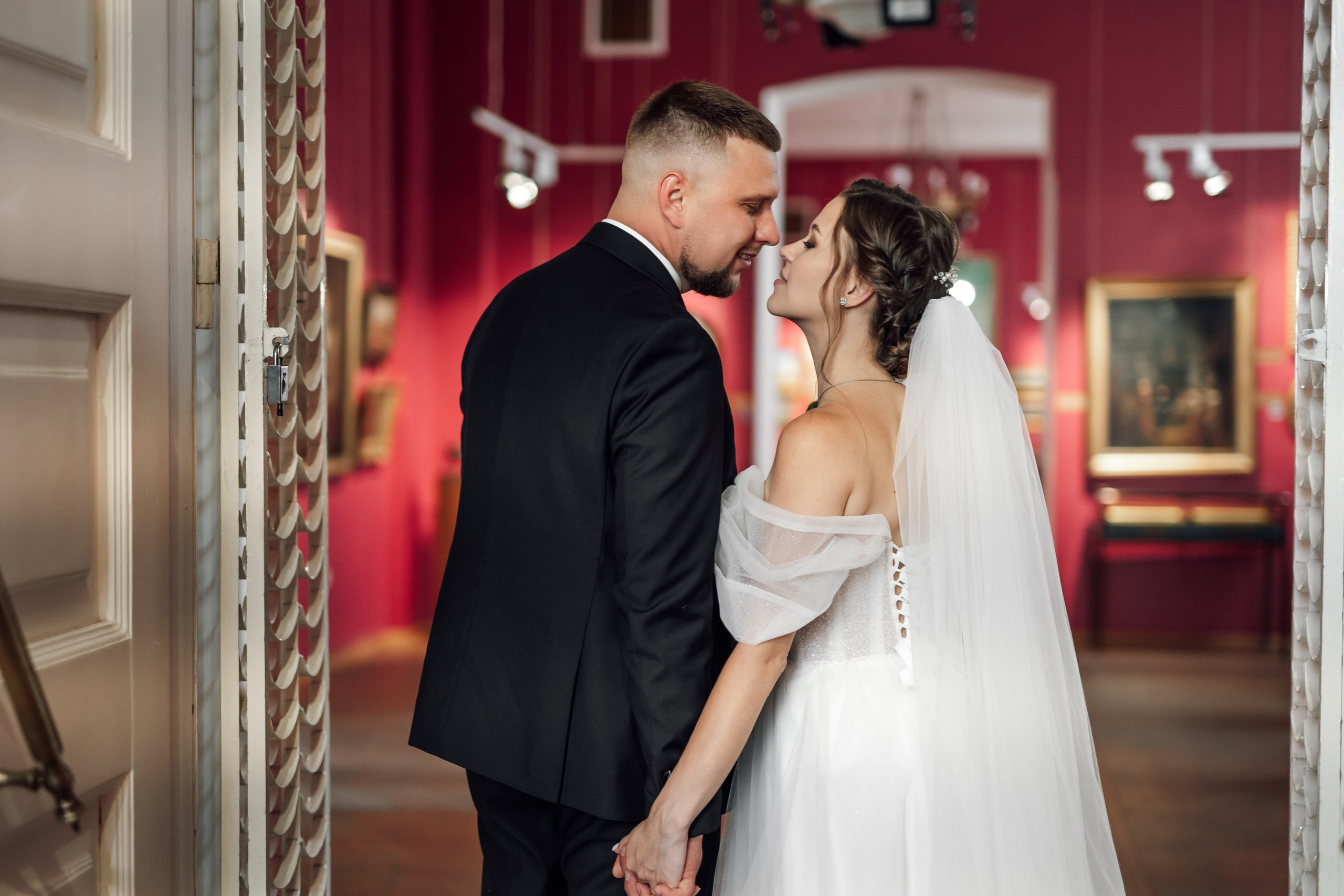 Свадебный день Яны и Максима, прогулка в лесу, Картинная галерея в Тамбове. Свадебный фотограф в Тамбове Павел Четвертков