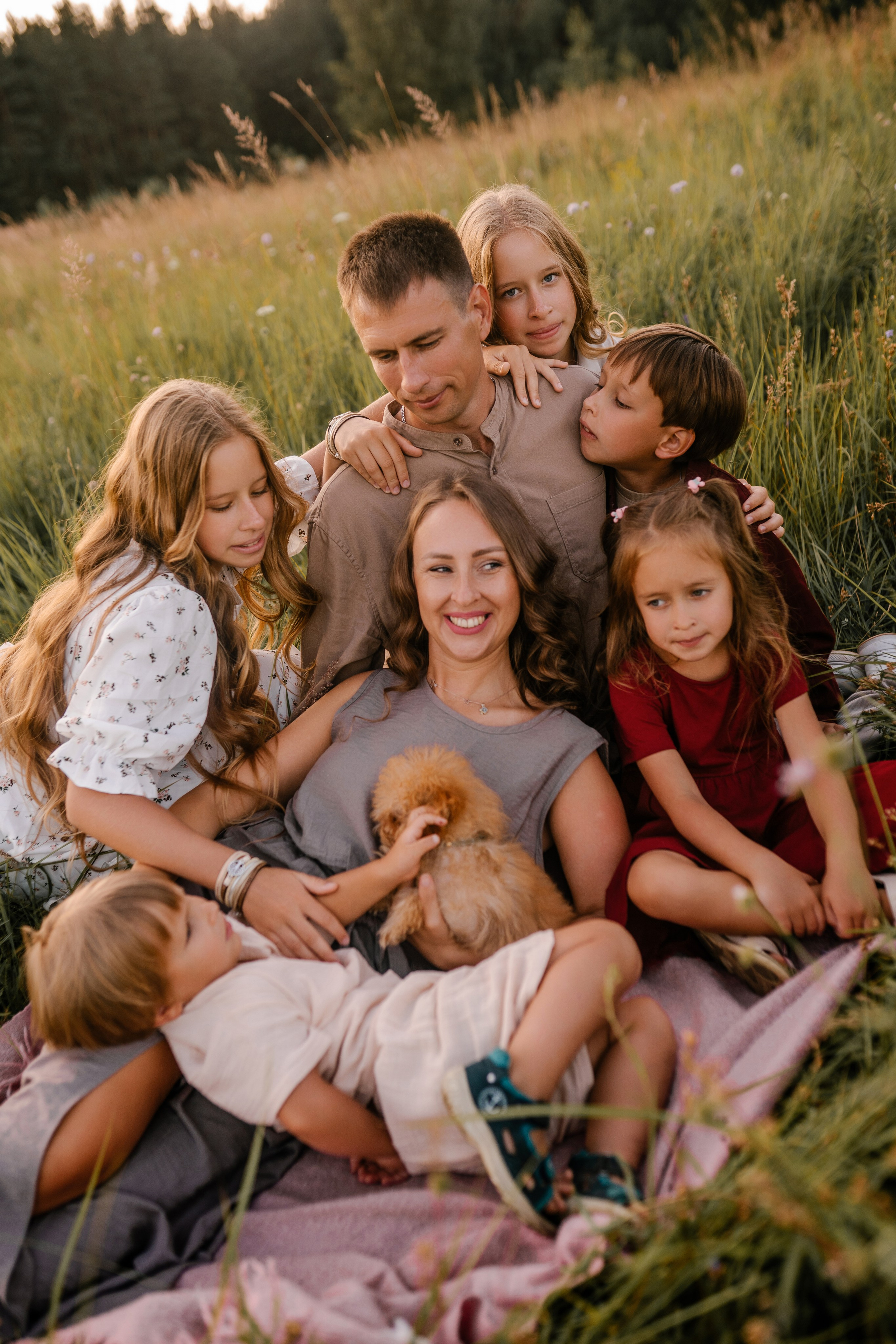 Фотосессия большой семьи в поле