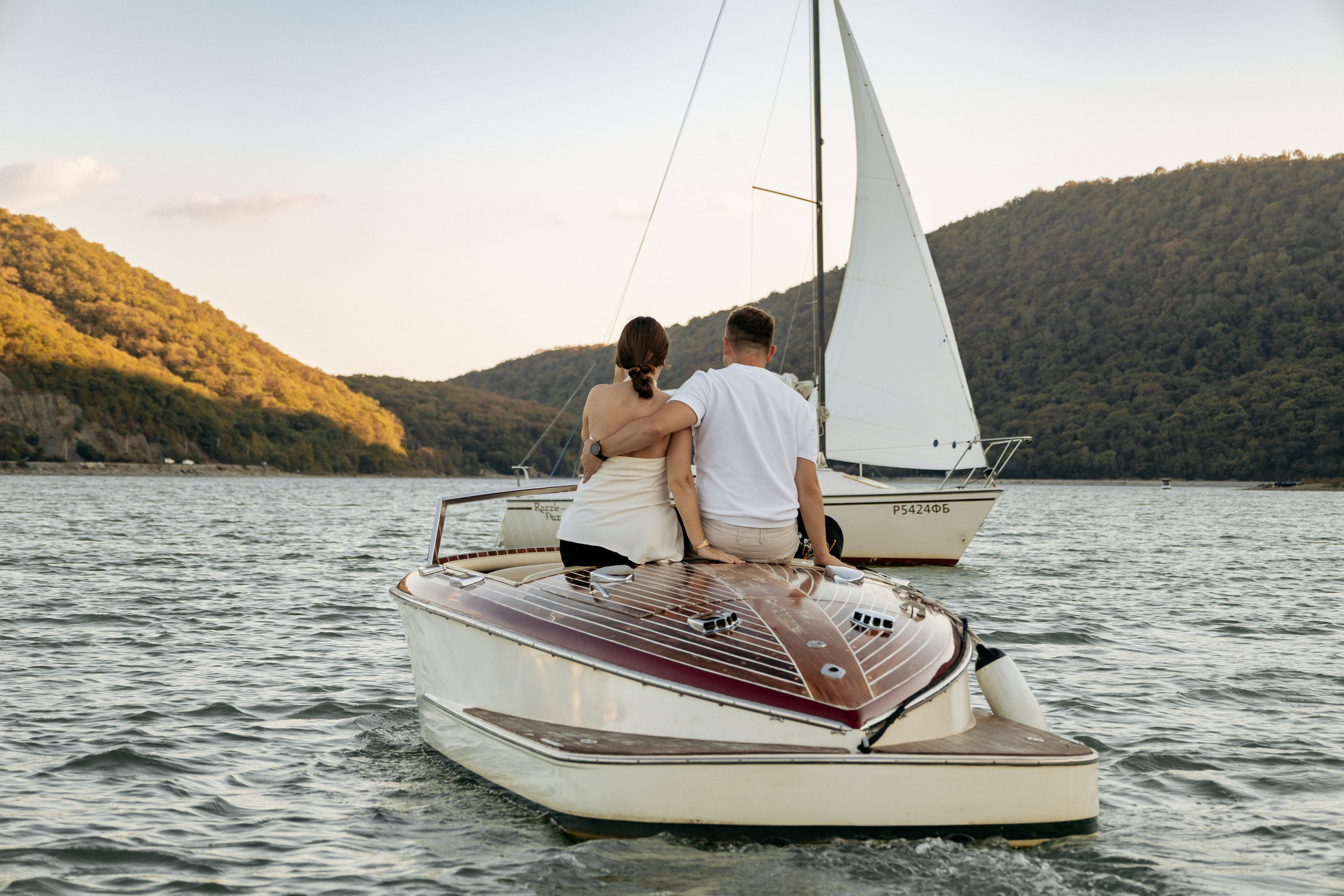 Пара любуется видами Абрау-Дюрсо с воды