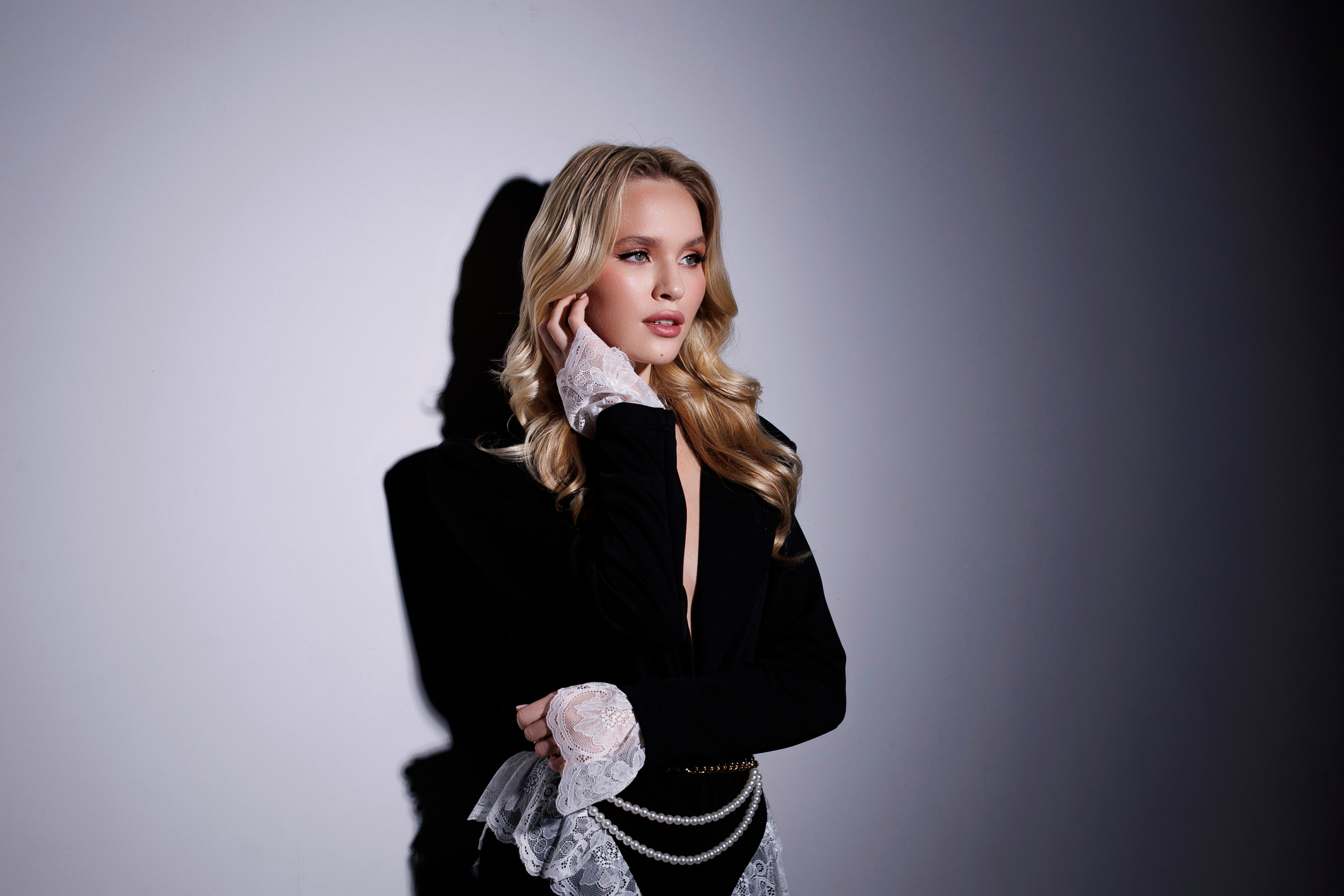 Фотосессия в студии. Я — фотограф, который помогает запечатлеть самые важные моменты вашей жизни!