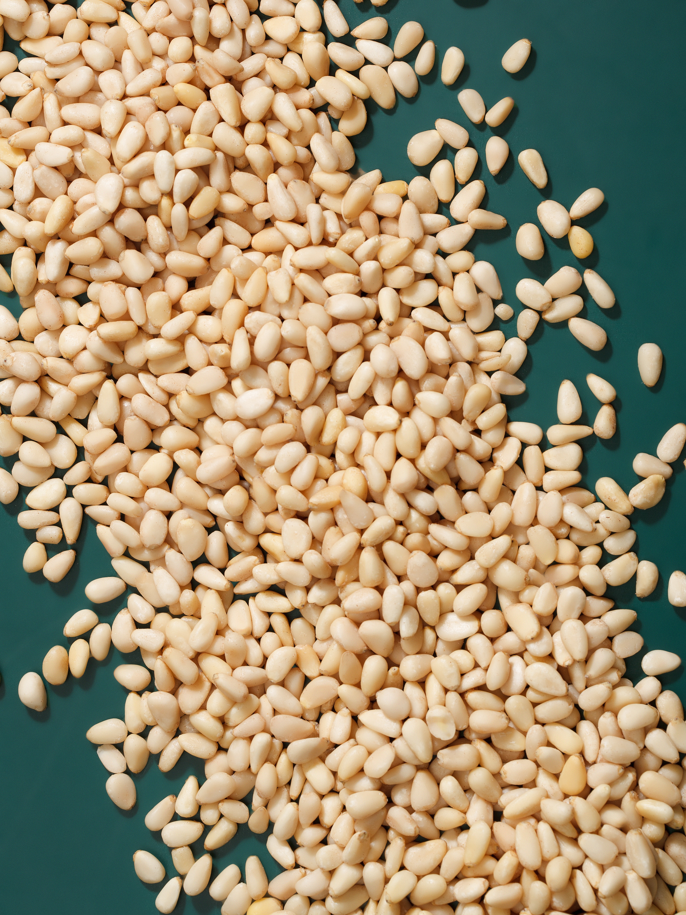 Кедровые орехи россыпью на темном фоне, фуд съемка барнаул, съемка продуктов питания, съемка продуктов для магазина, съемка продуктов для производителя