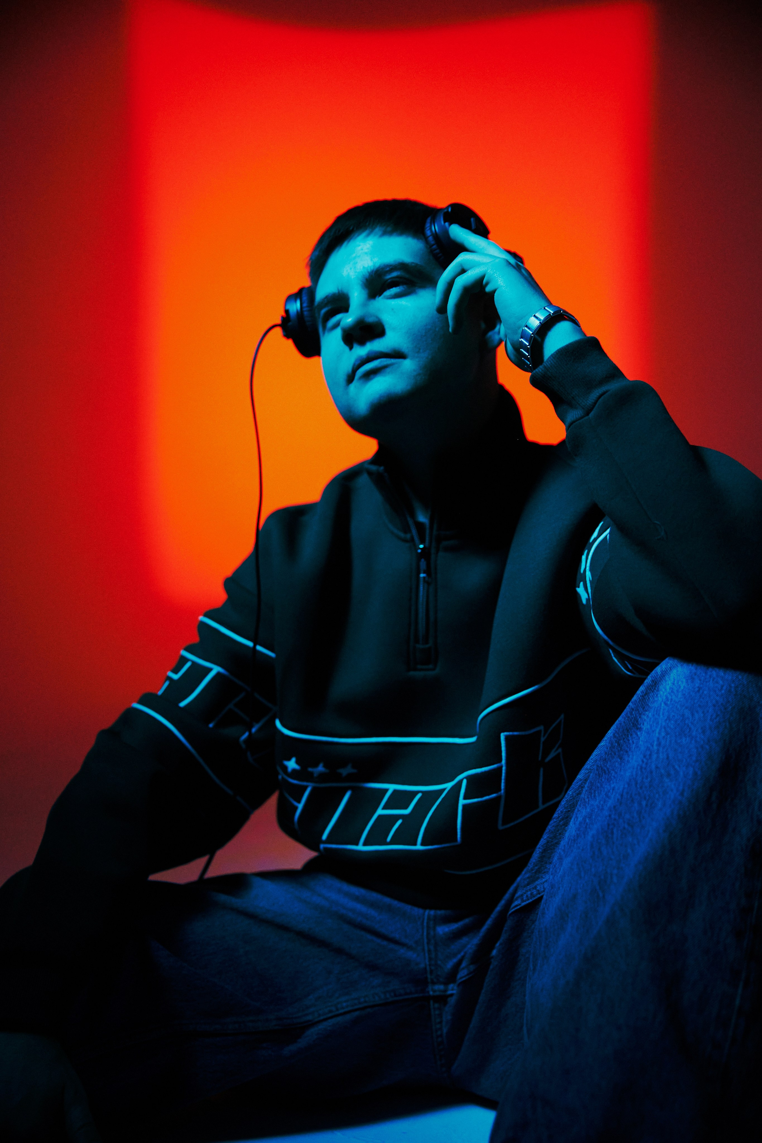 Креативная студийная фотосессия диджея NNK: яркий стиль и эмоции. Дмитрий Мазуркевич: Профессиональный Репортажный Фотограф