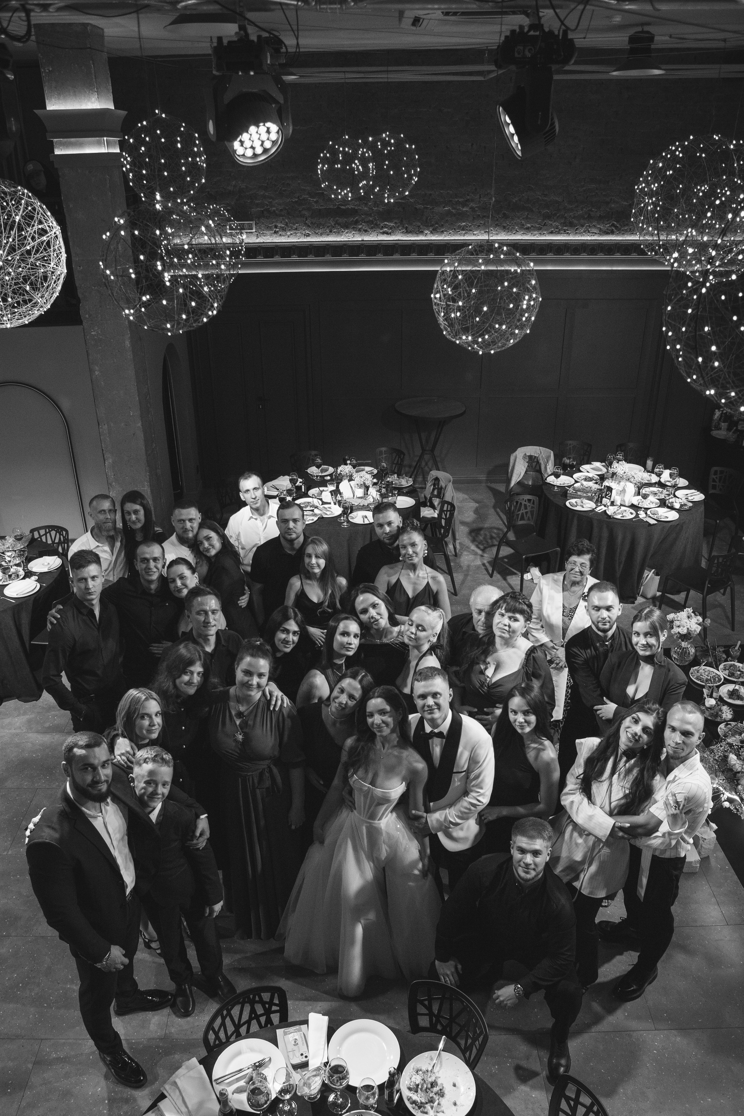 Групповая фотография молодоженов и гостей на банкете Красноярск