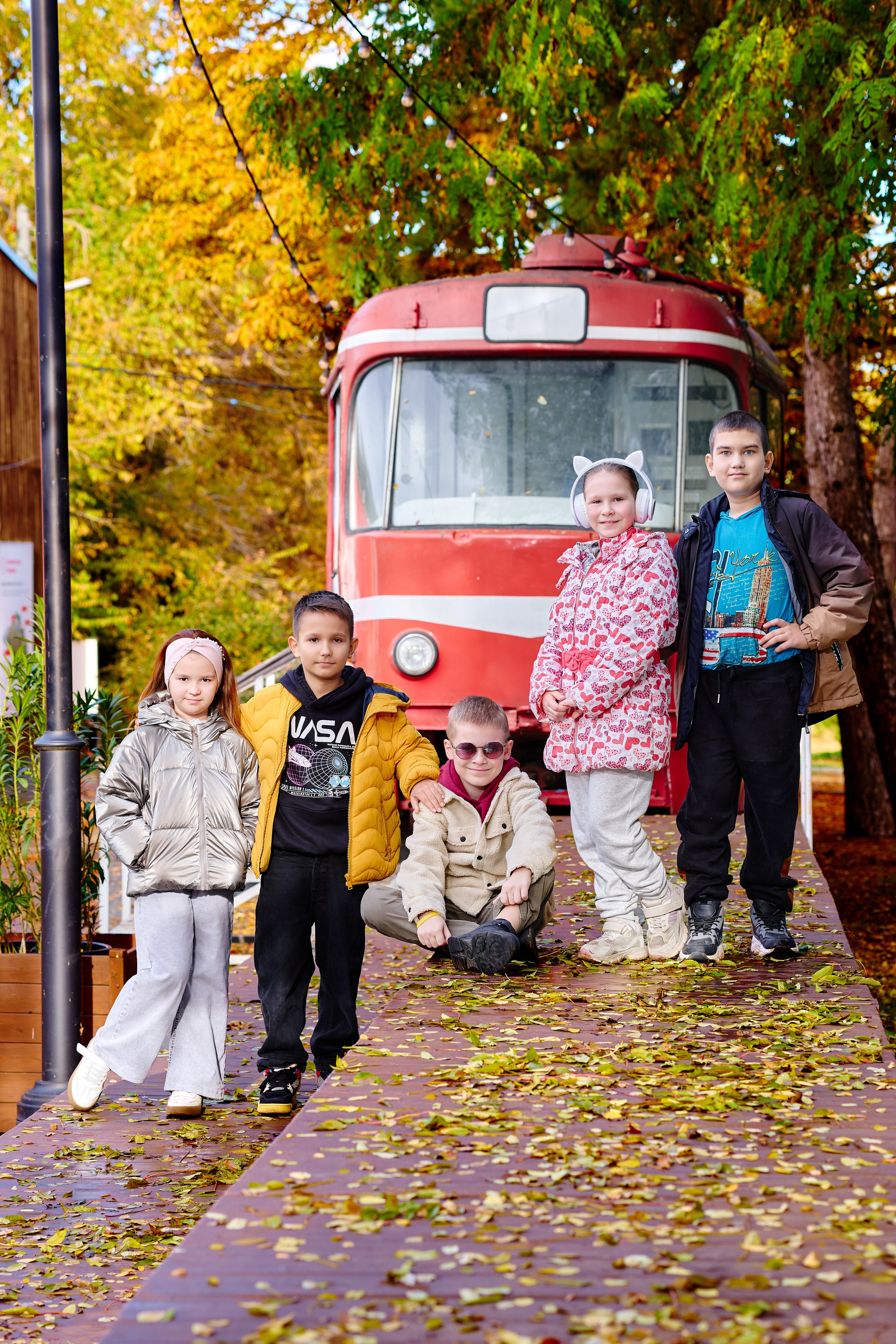 Прогулка в парке классом. Фотограф Выпускные альбомы Таганрог Сергей Коробченко