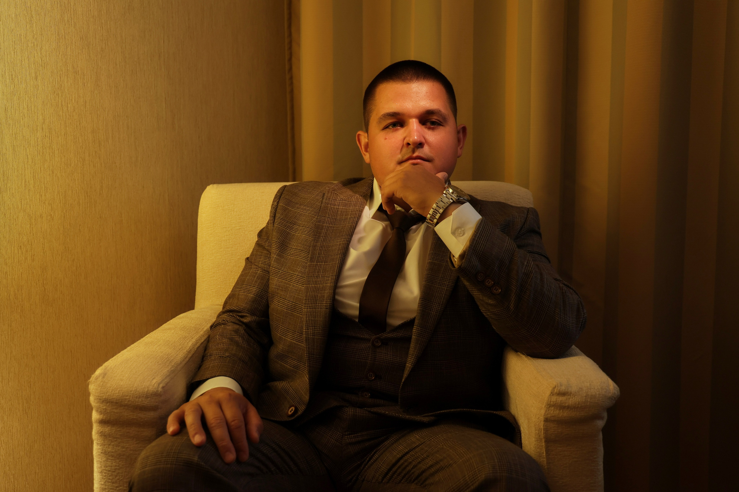 брутальный жених свадебная фотография в Самаре в отеле Холидей Ин