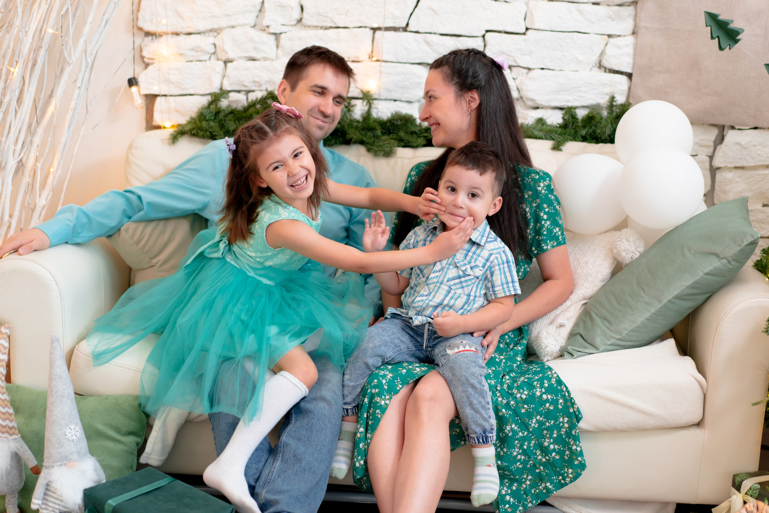 Катерина и Михаил с папой и мамой). Детская, семейная фотостудия в Санкт-Петербурге