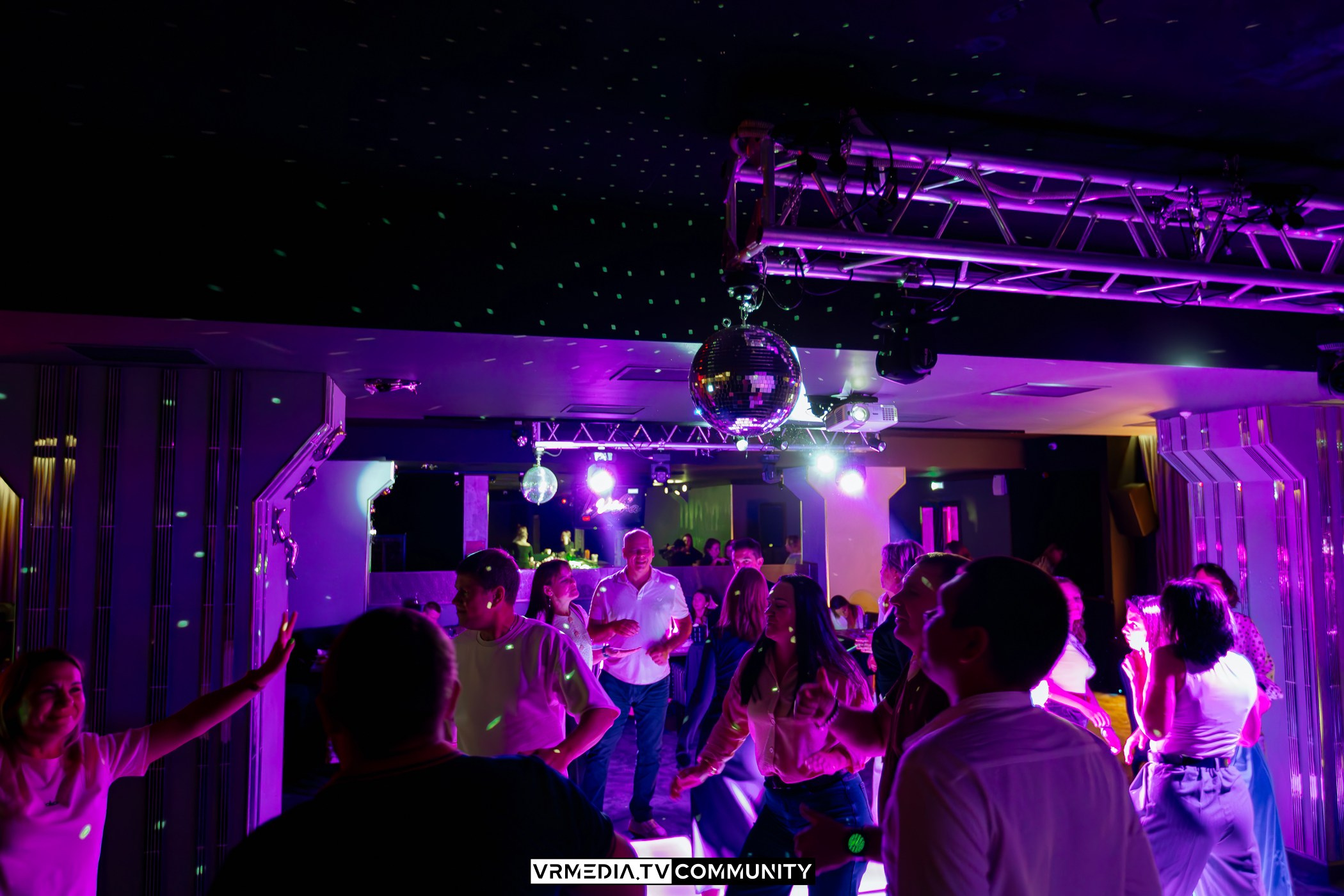 Караоке-бар «Volna»: Friends day или день дружбана